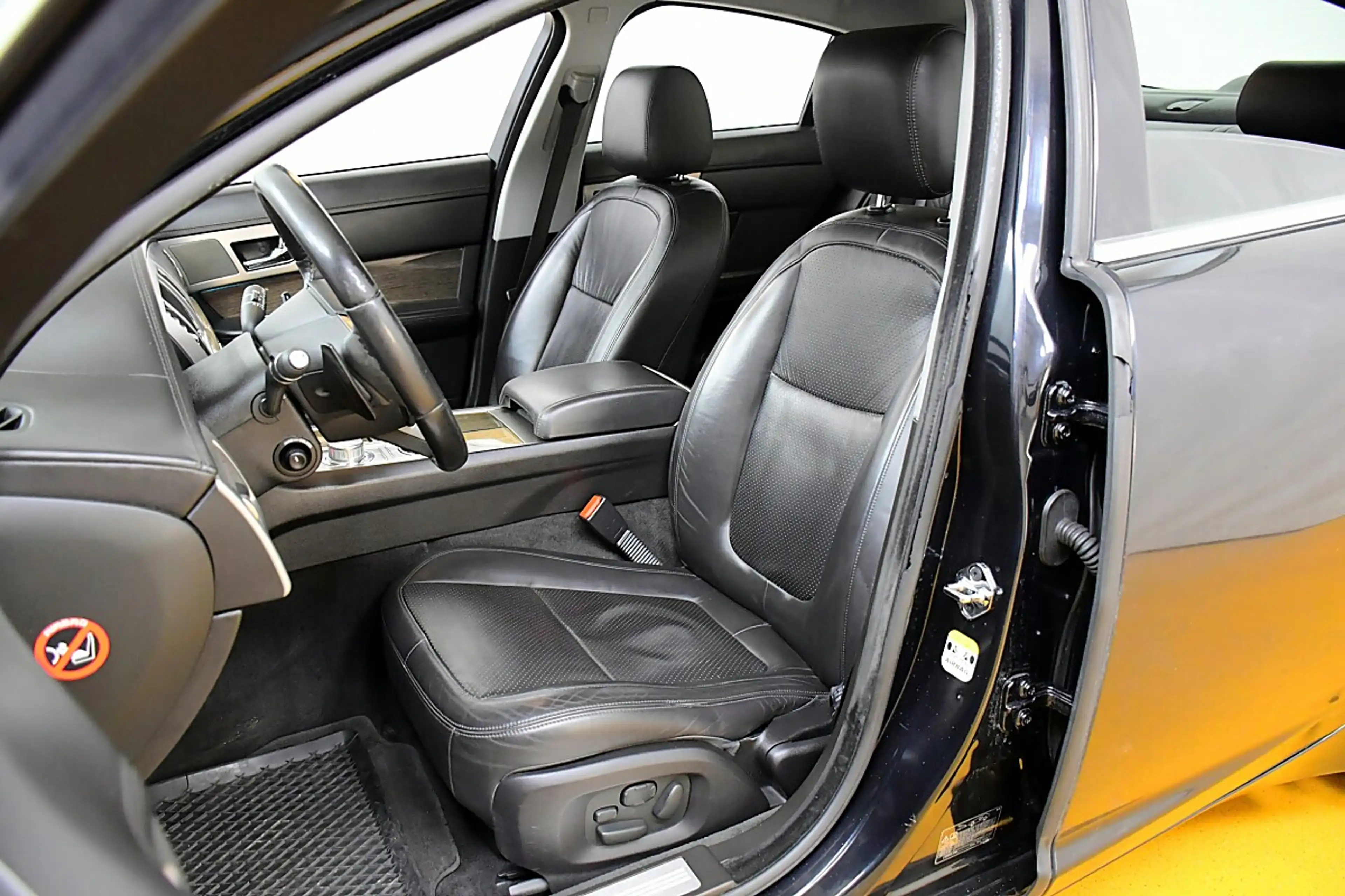 Jaguar XF 4,2 SV8 — photo 10
