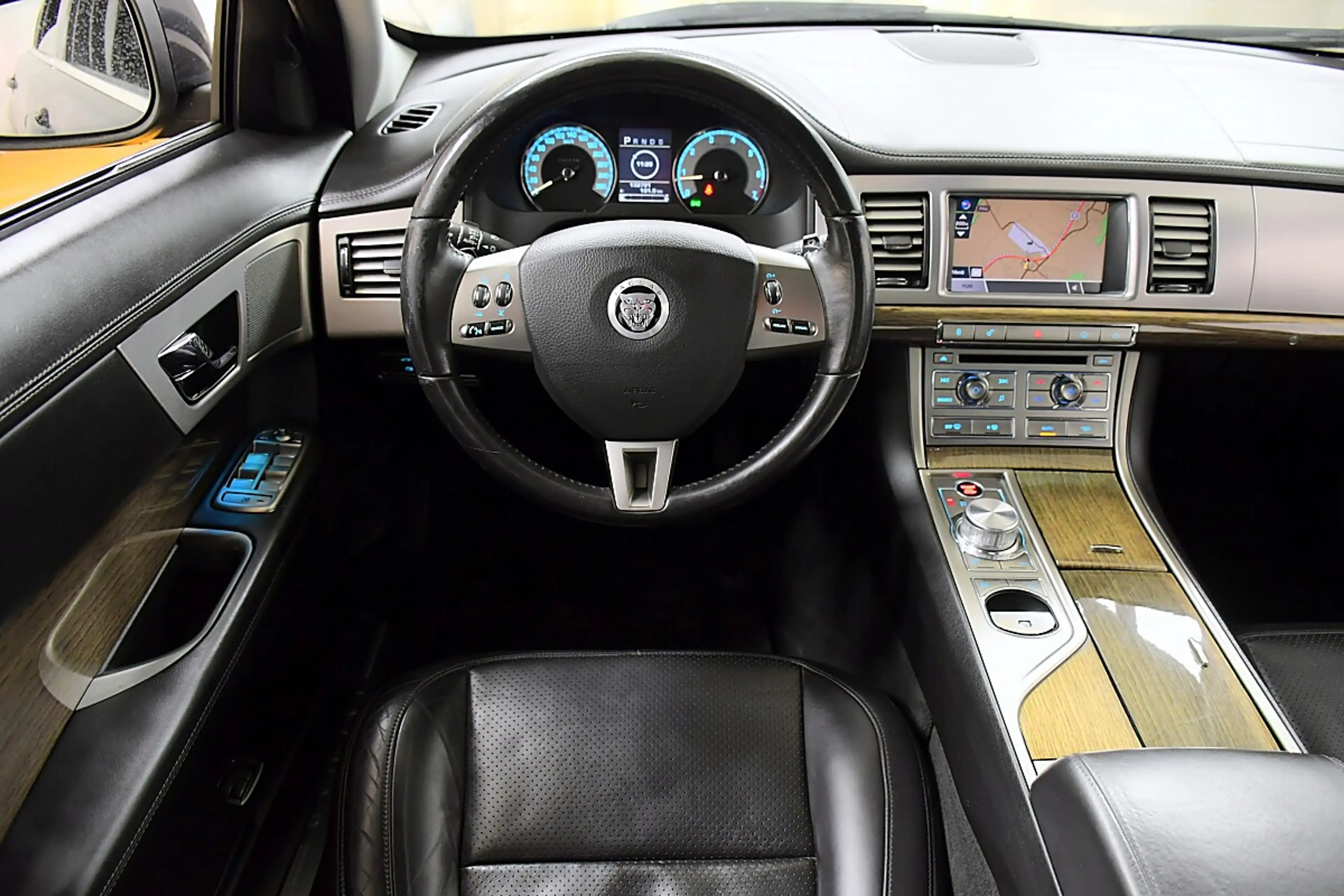 Jaguar XF 4,2 SV8 — photo 2