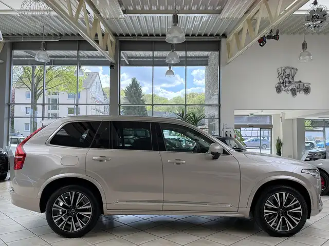 Volvo XC90 view 2