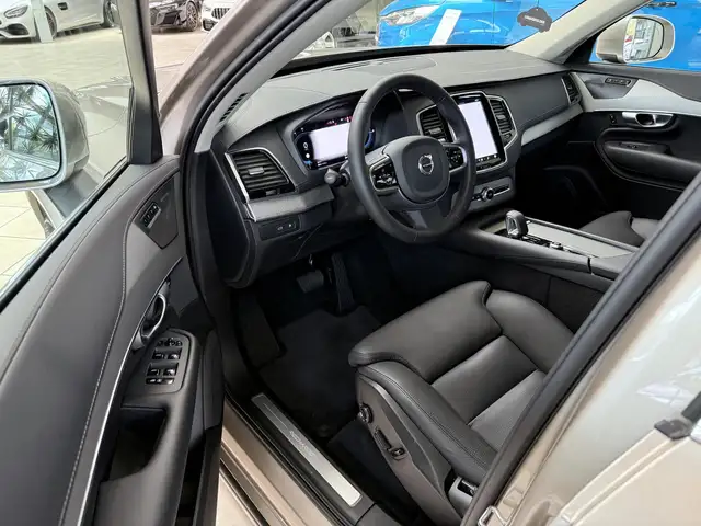 Volvo XC90 view 13