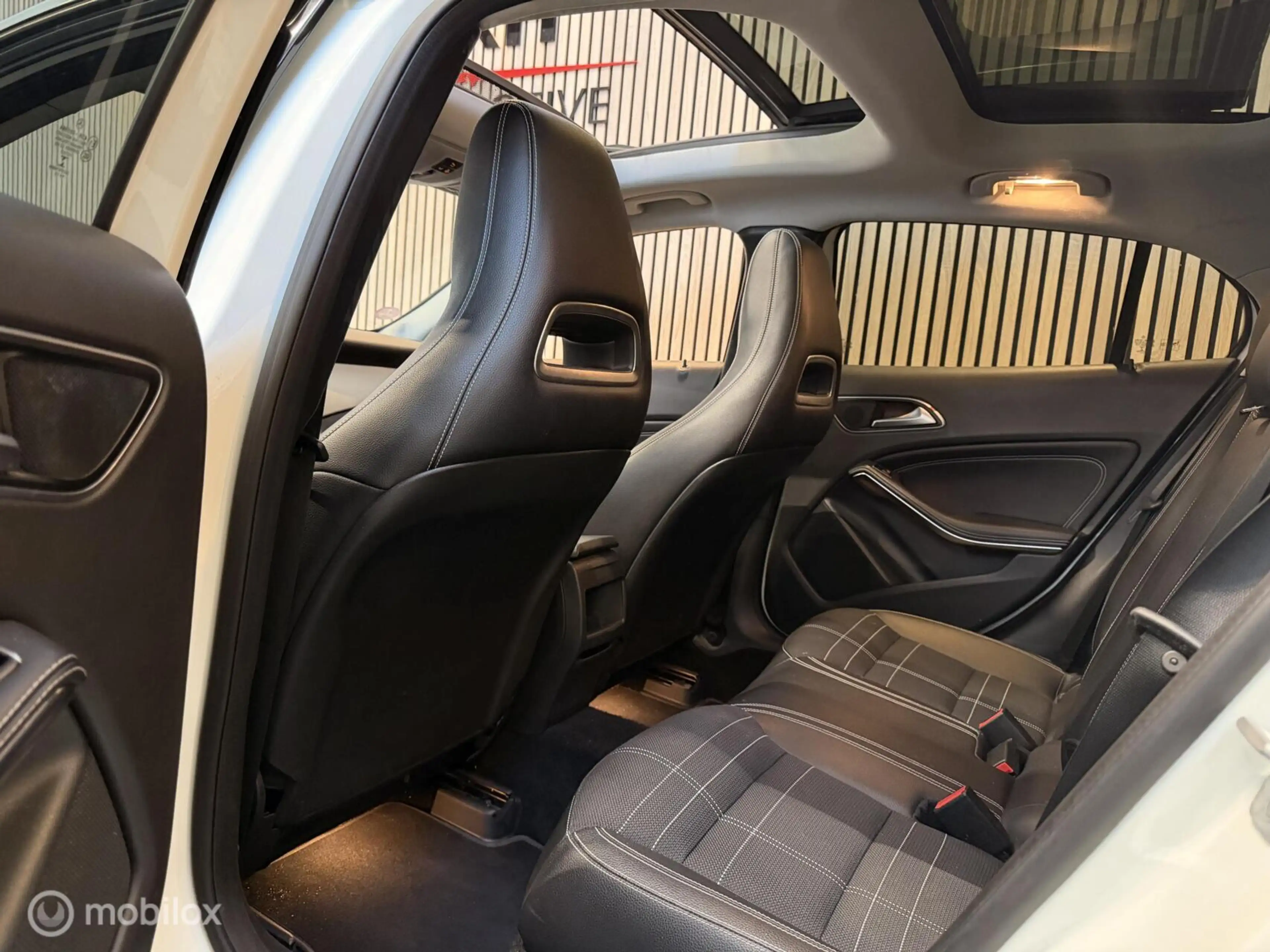 Mercedes-Benz GLA 180 AMG PANO CARPLAY STOELVW Gr.SCHERM! — photo 9