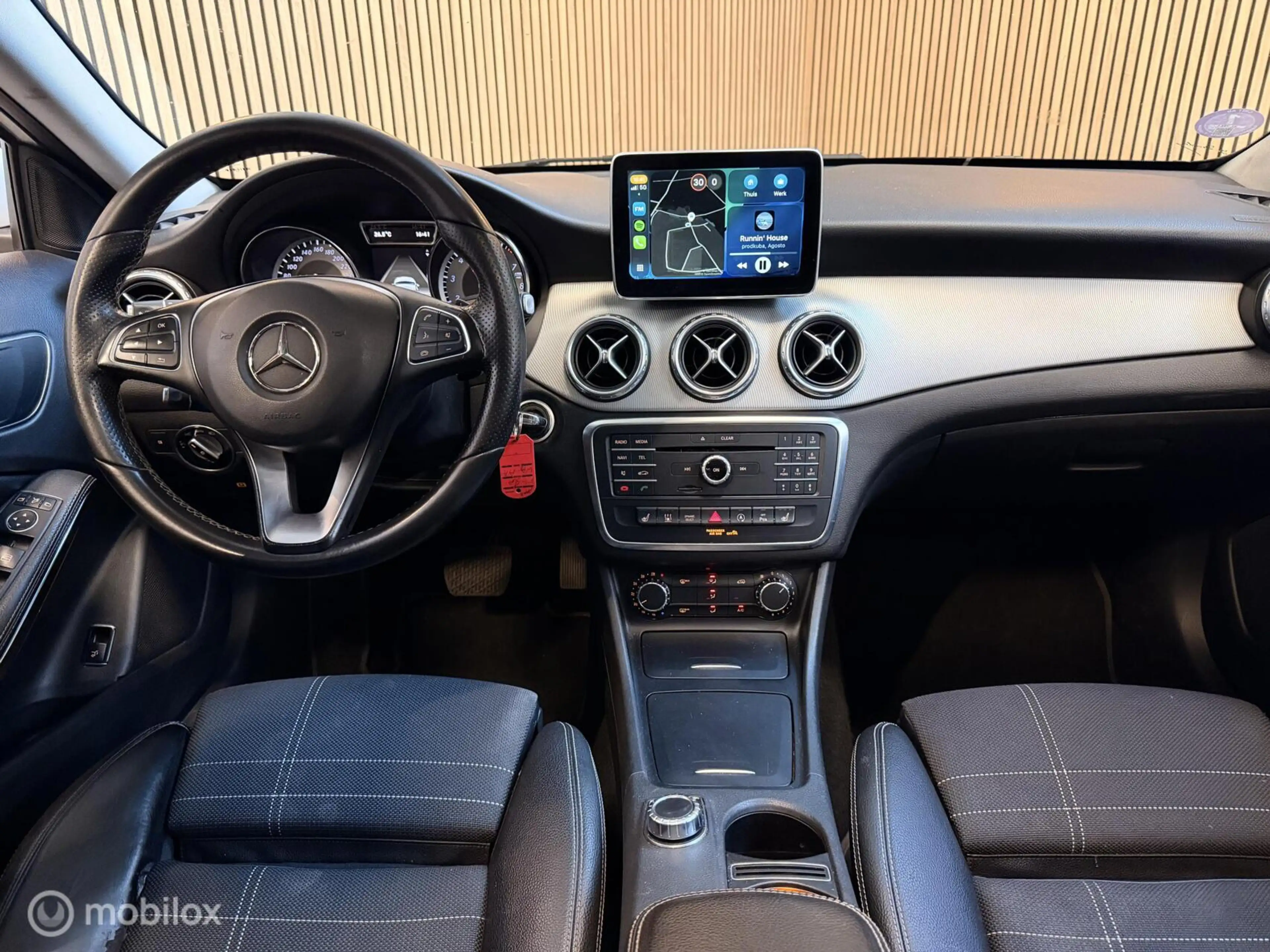 Mercedes-Benz GLA 180 AMG PANO CARPLAY STOELVW Gr.SCHERM! — photo 3
