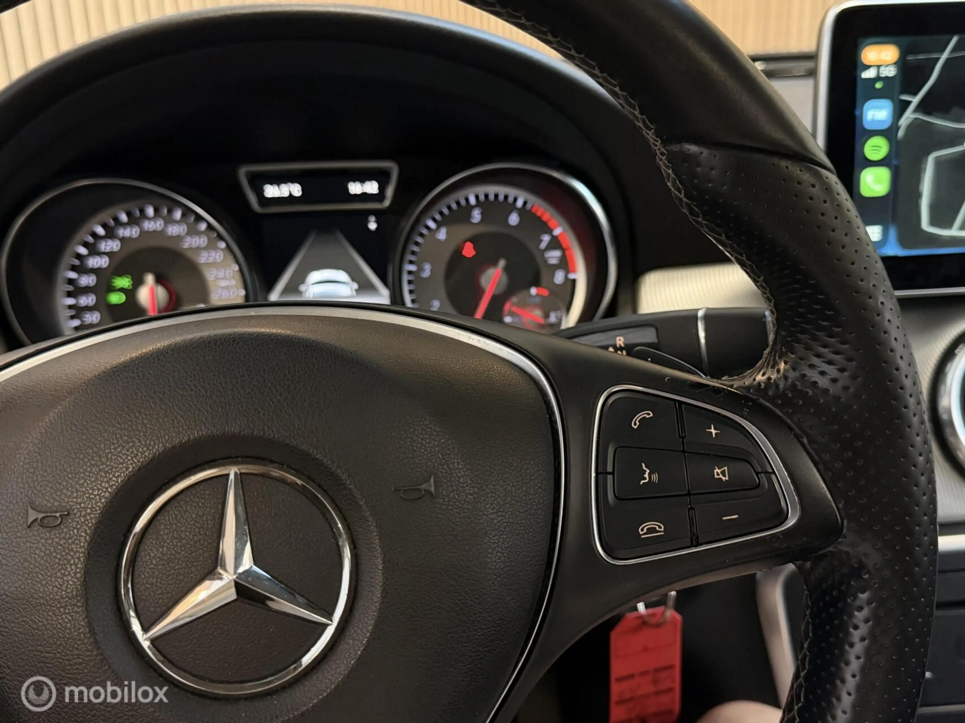 Mercedes-Benz GLA 180 AMG PANO CARPLAY STOELVW Gr.SCHERM! — photo 17