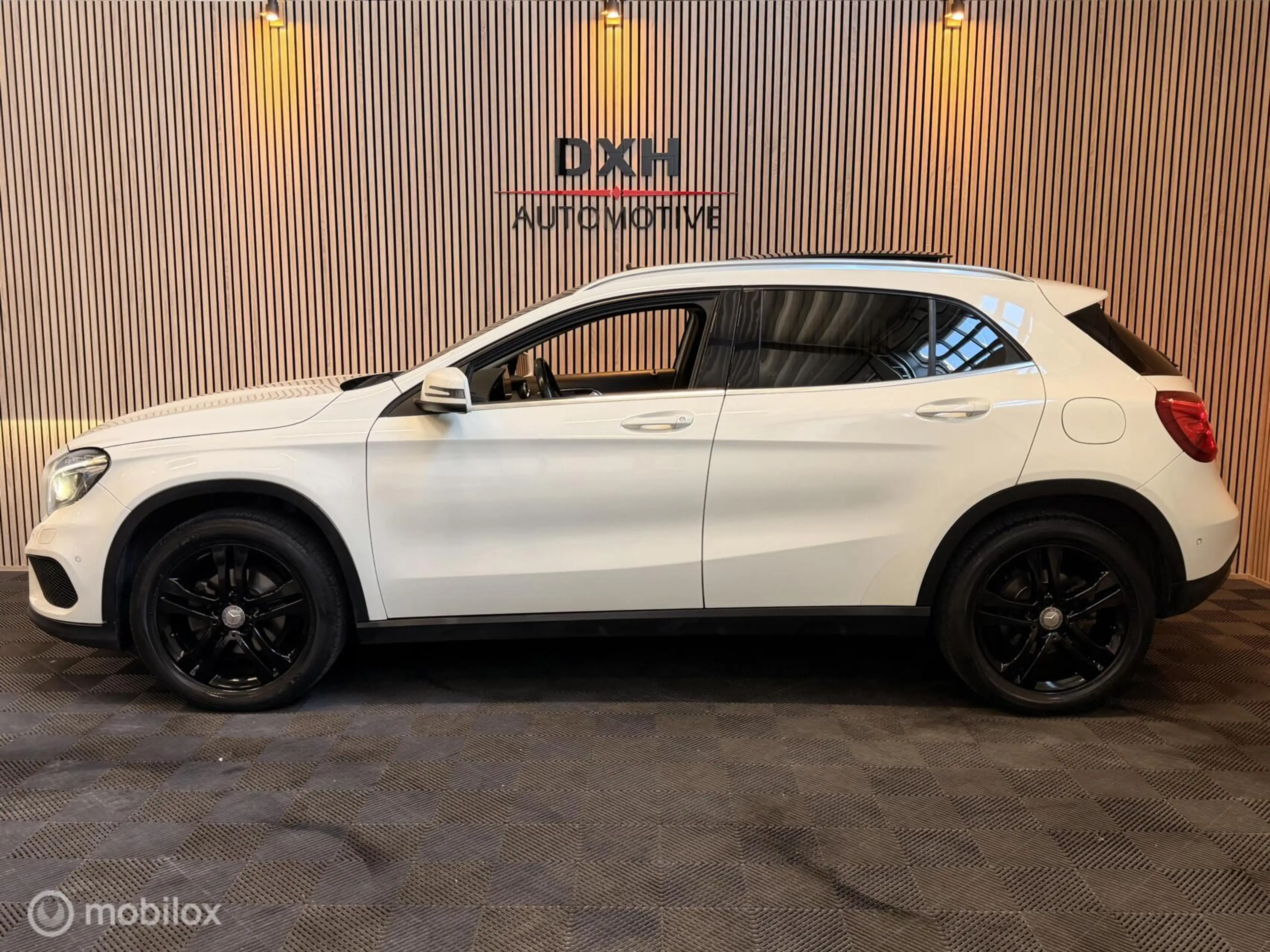 Mercedes-Benz GLA 180 AMG PANO CARPLAY STOELVW Gr.SCHERM! — photo 8