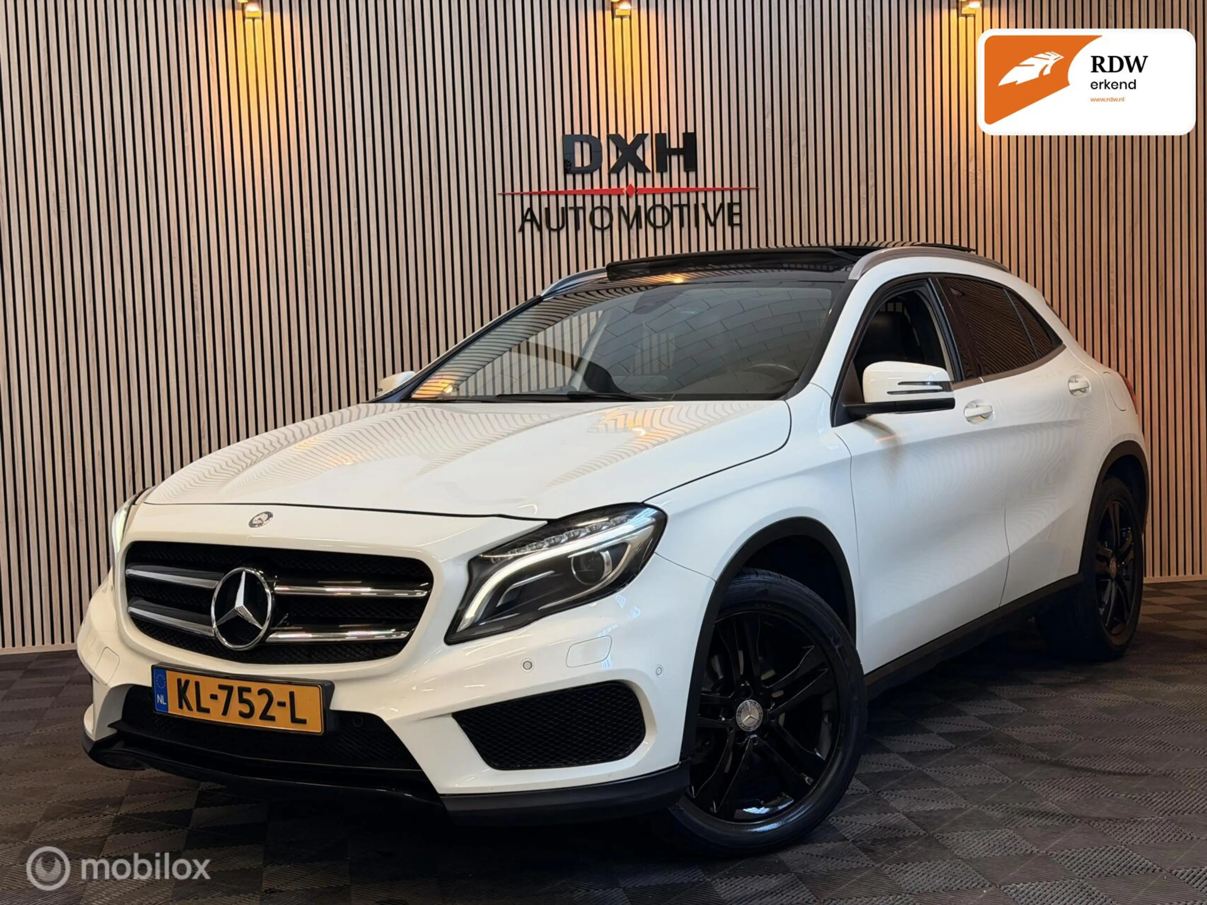 Mercedes-Benz GLA 180 AMG PANO CARPLAY STOELVW Gr.SCHERM!