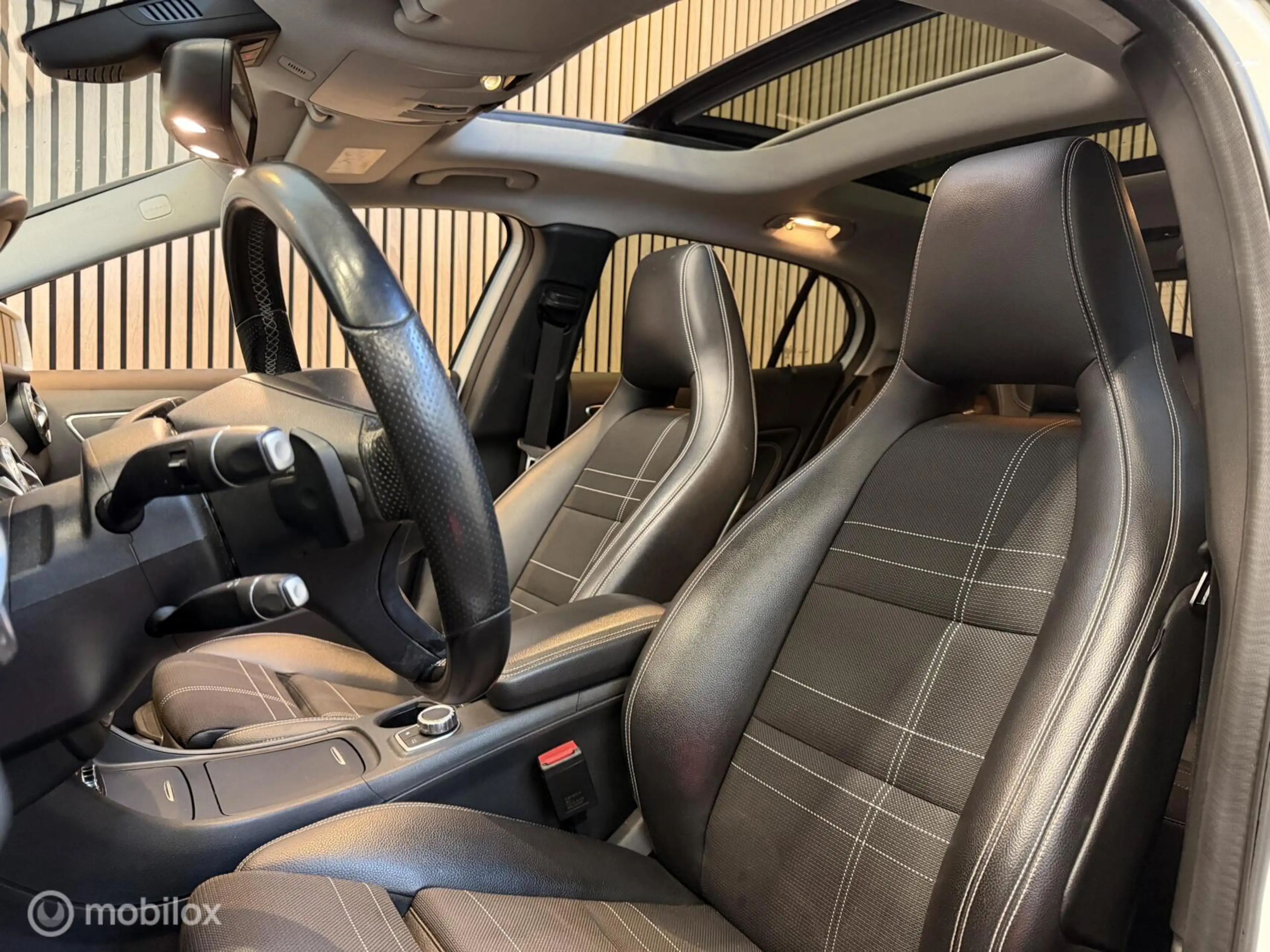 Mercedes-Benz GLA 180 AMG PANO CARPLAY STOELVW Gr.SCHERM! — photo 10