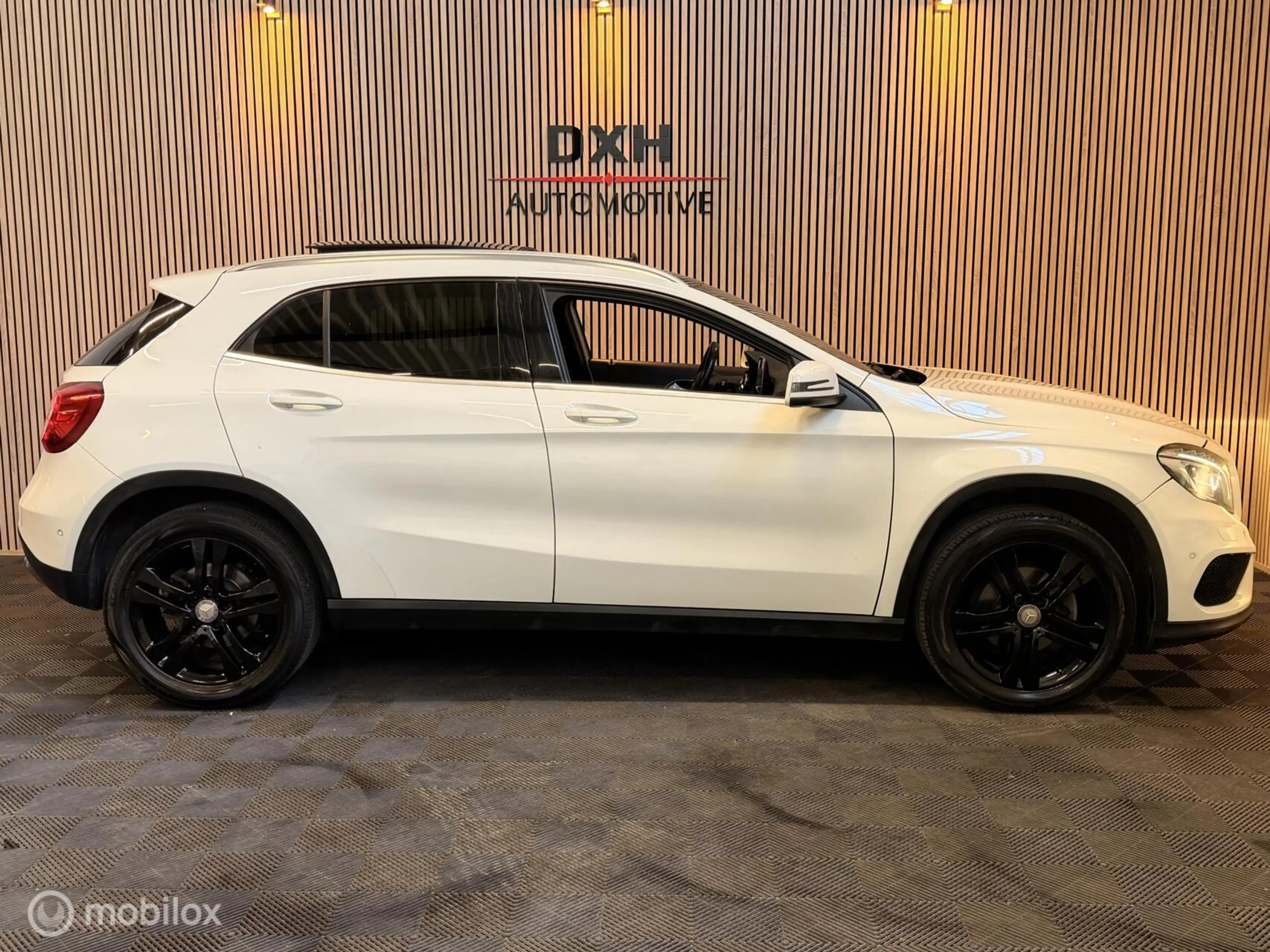 Mercedes-Benz GLA 180 AMG PANO CARPLAY STOELVW Gr.SCHERM! — photo 7