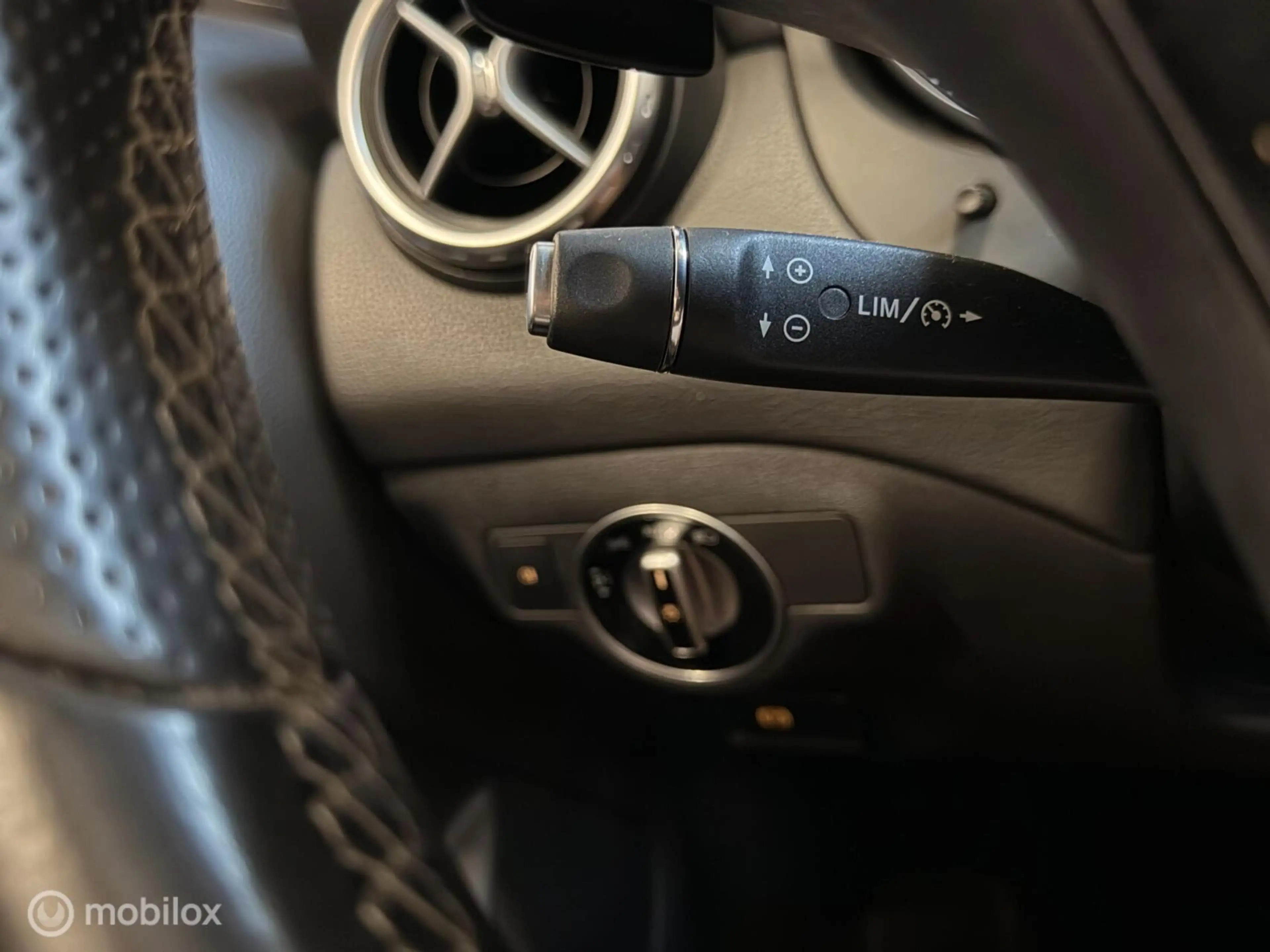 Mercedes-Benz GLA 180 AMG PANO CARPLAY STOELVW Gr.SCHERM! — photo 14