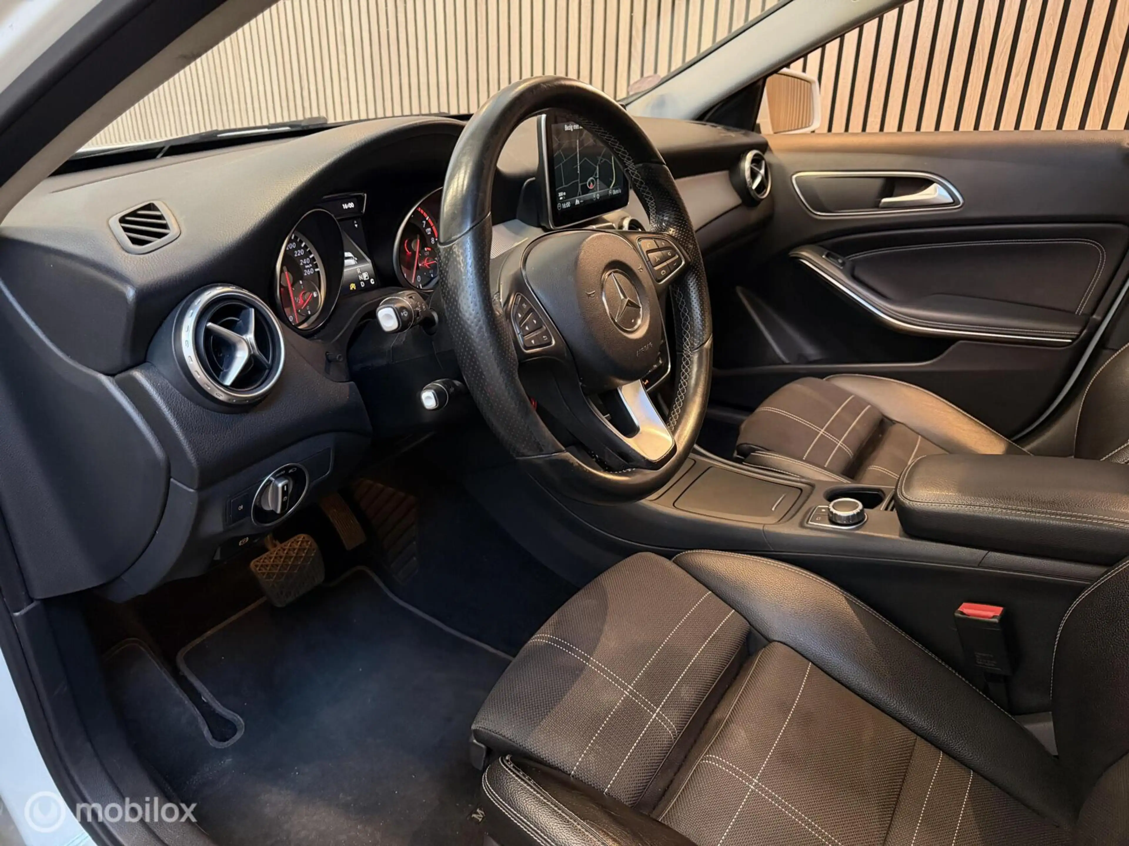 Mercedes-Benz GLA 180 AMG PANO CARPLAY STOELVW Gr.SCHERM! — photo 11