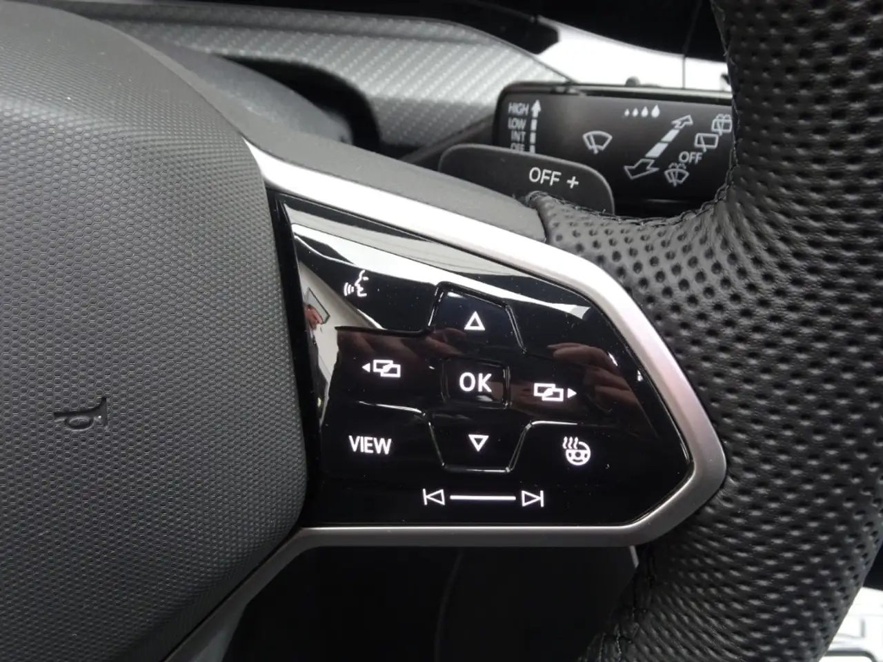 Volkswagen Golf Variant VIII 1.5 TSI R-Line ACC Kamera LED 10