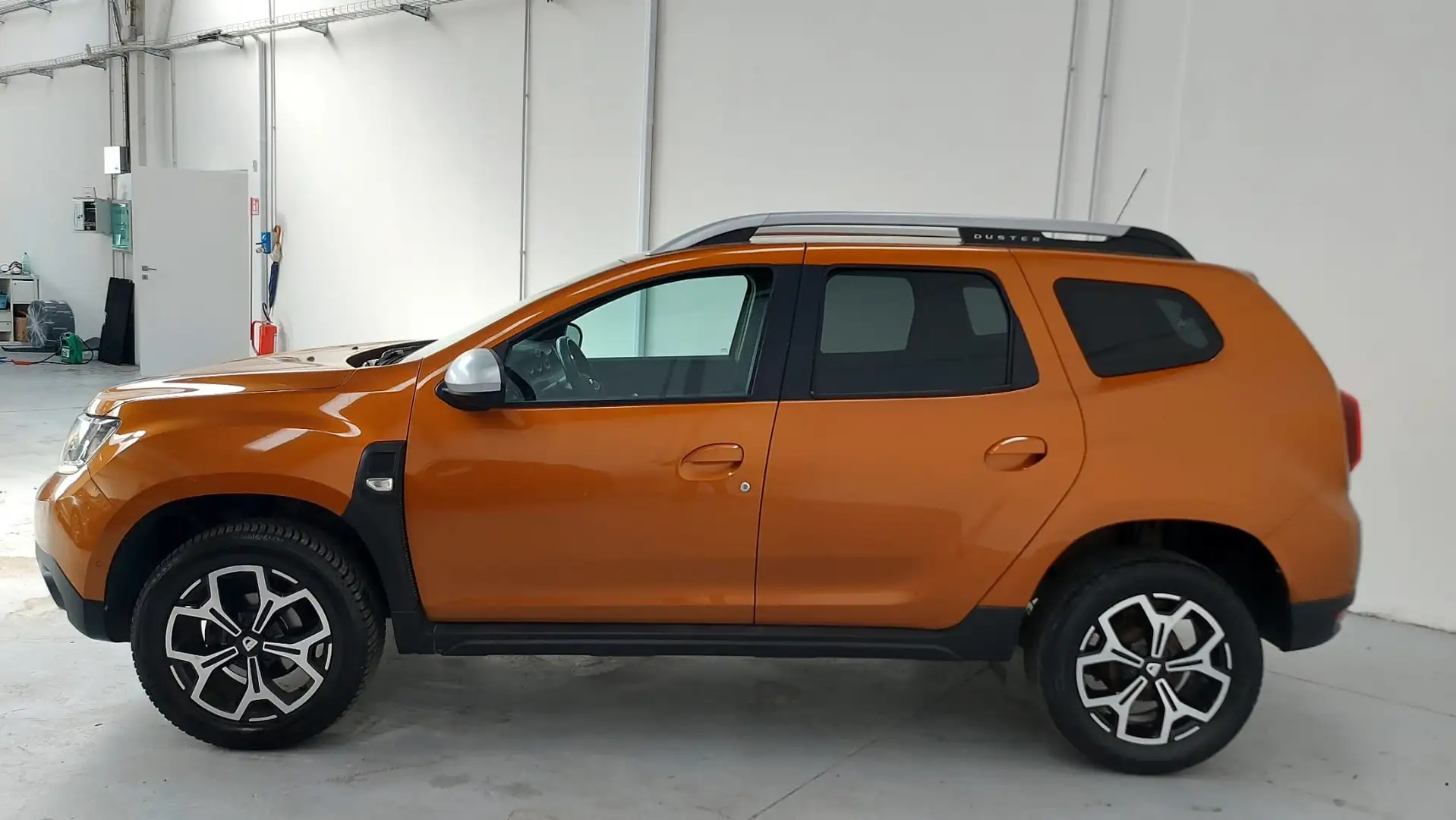 Dacia Duster 1.6 sce Prestige Gpl 4x2 FV788 Arancione - 2