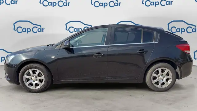 Chevrolet Cruze view 2