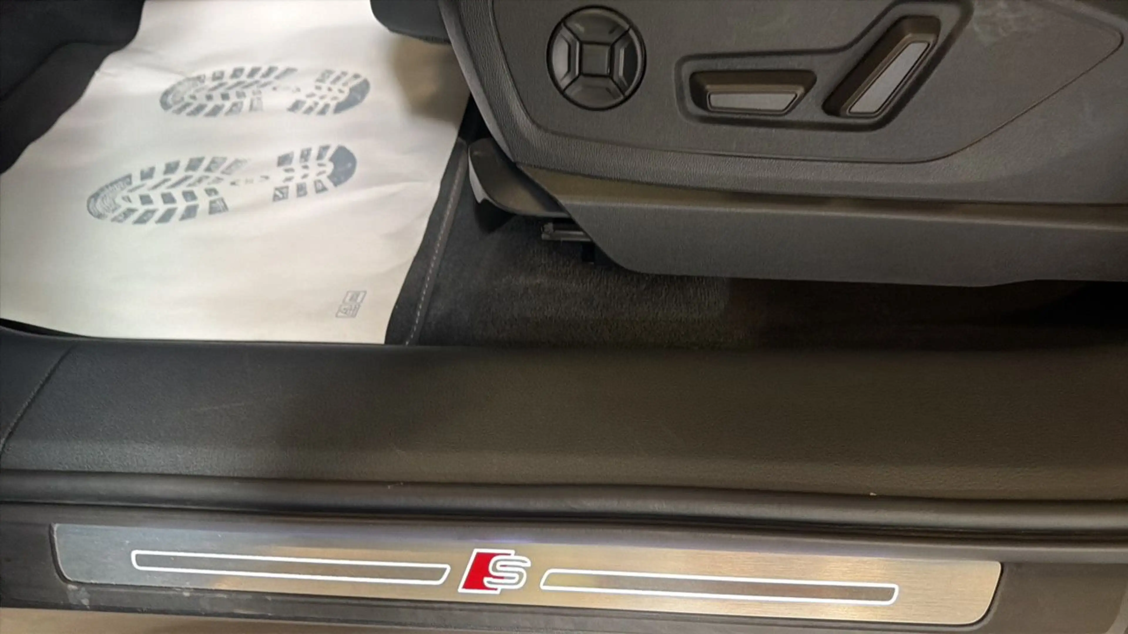 Audi e-tron 55 quattro S line — photo 13