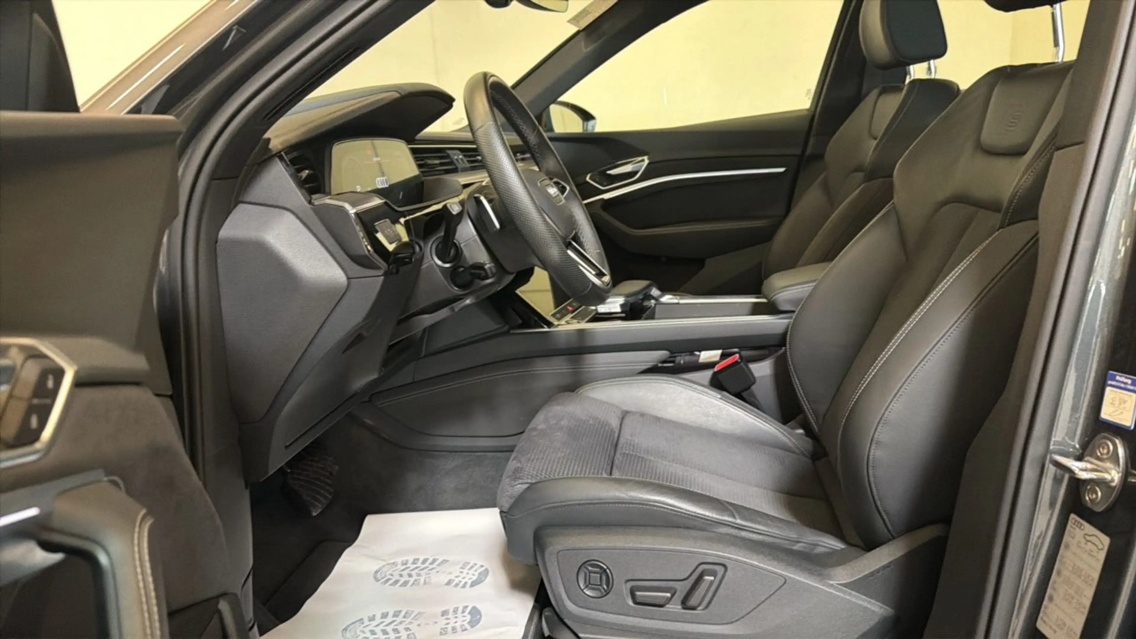 Audi e-tron 55 quattro S line — photo 11
