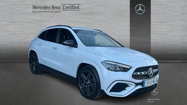 Mercedes-Benz GLA view 3