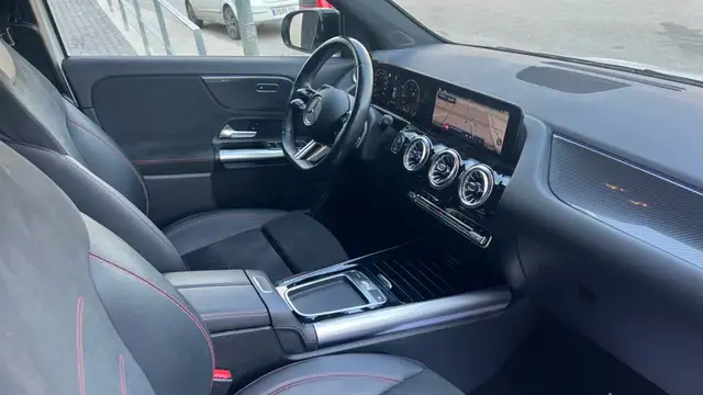 Mercedes-Benz GLA view 10