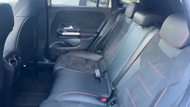 Mercedes-Benz GLA view 11