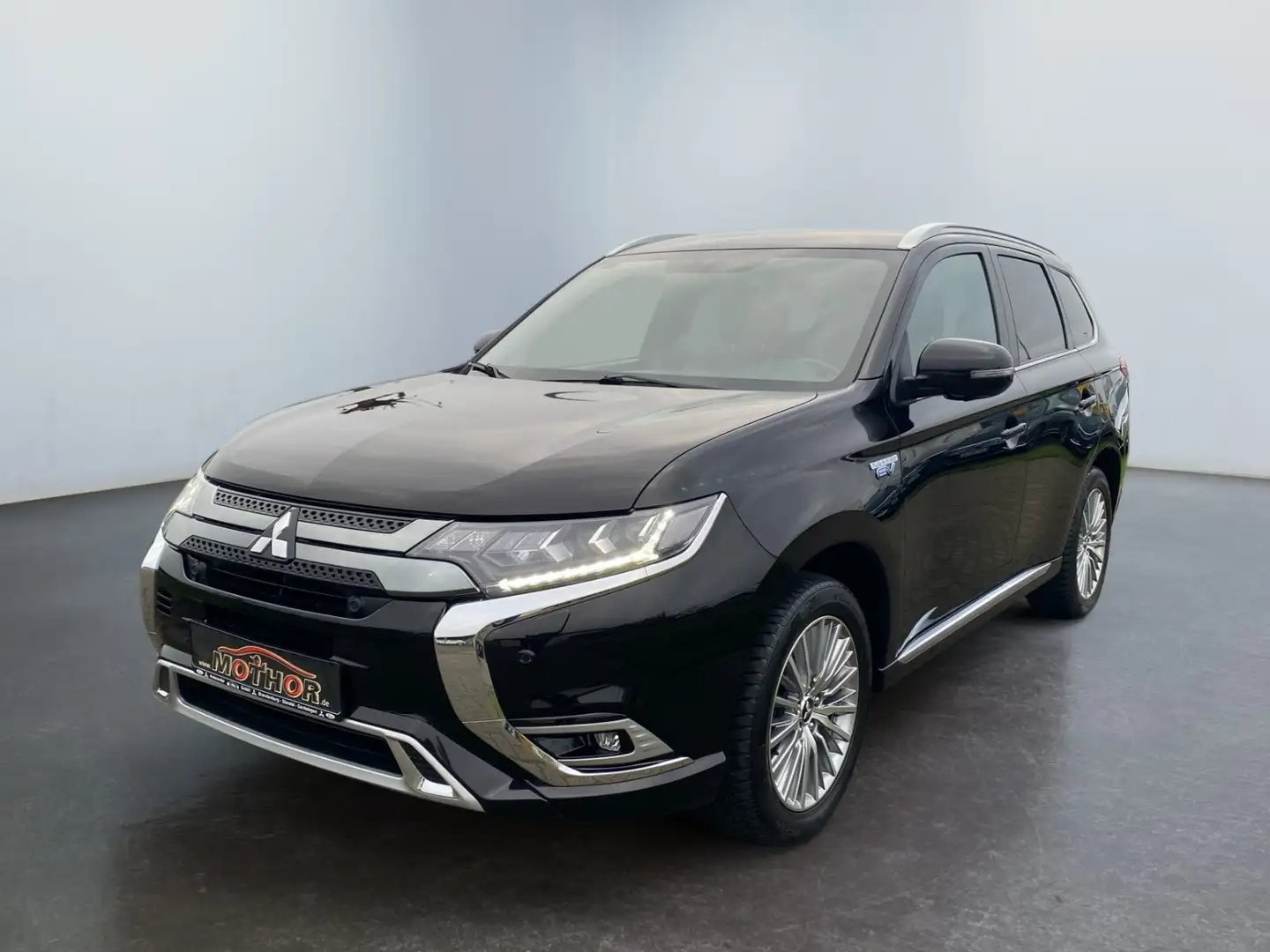 Mitsubishi Outlander Plus Spirit 2.4 PHEV TEMP PDC LED Schwarz - 2