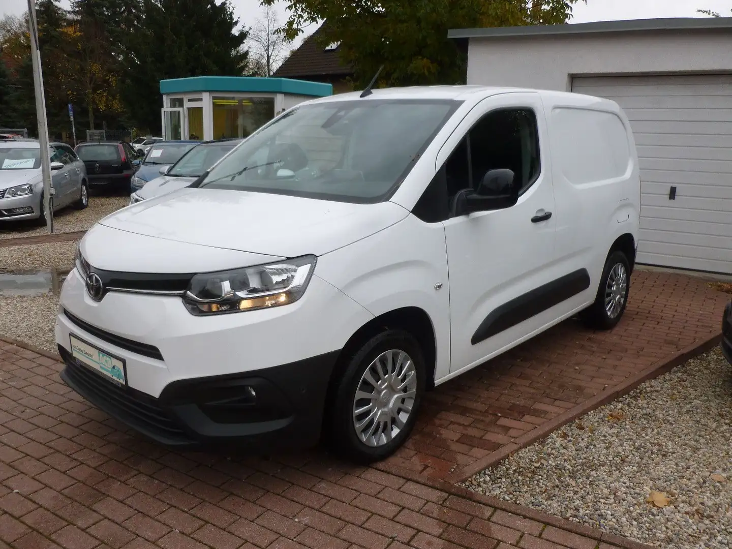 Toyota Proace City L1 D-4D S&S Meister Navigation Weiß - 1