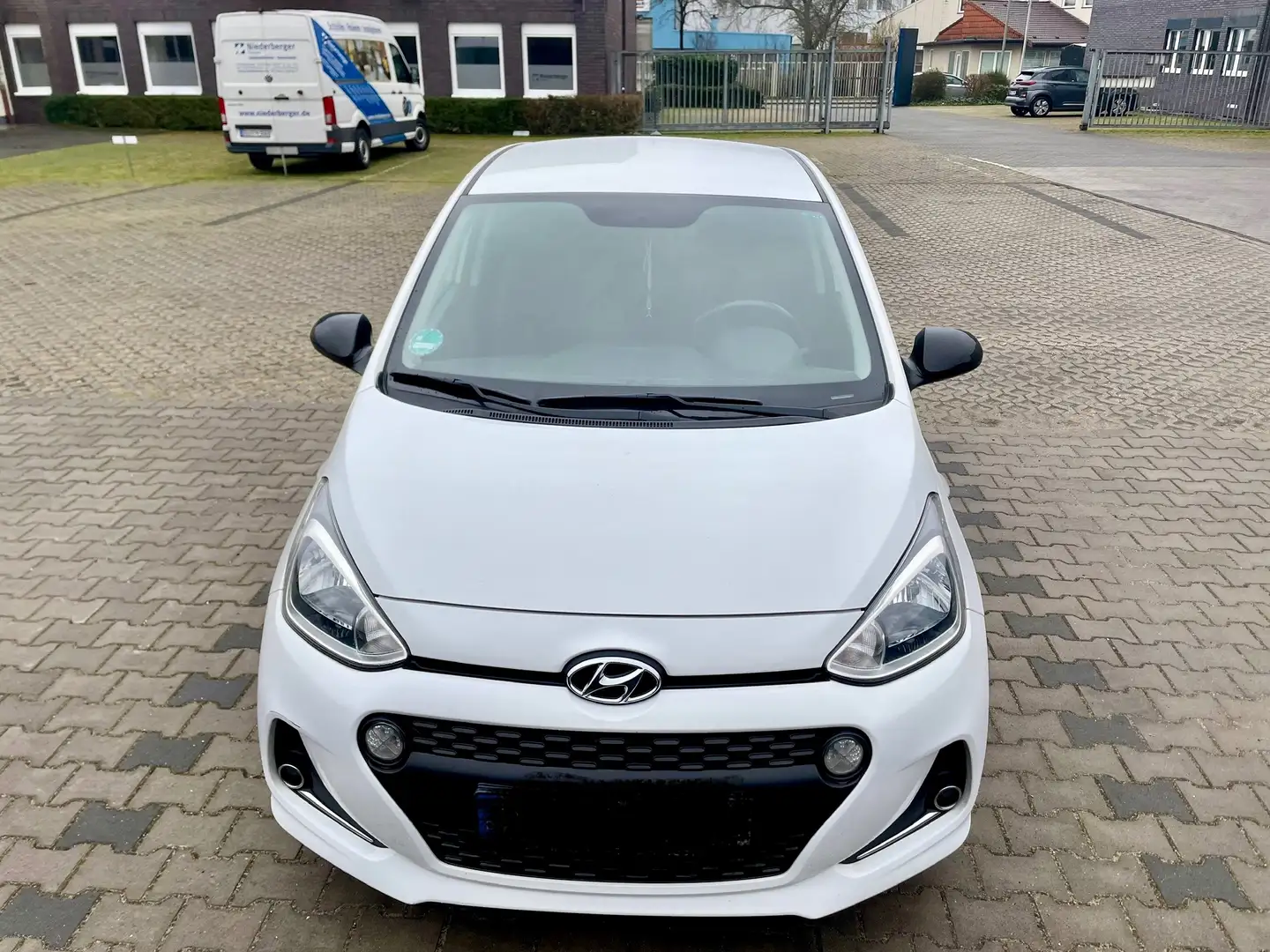 Hyundai i10 1.0 YES! Sonderedition 2019 Weiß - 1