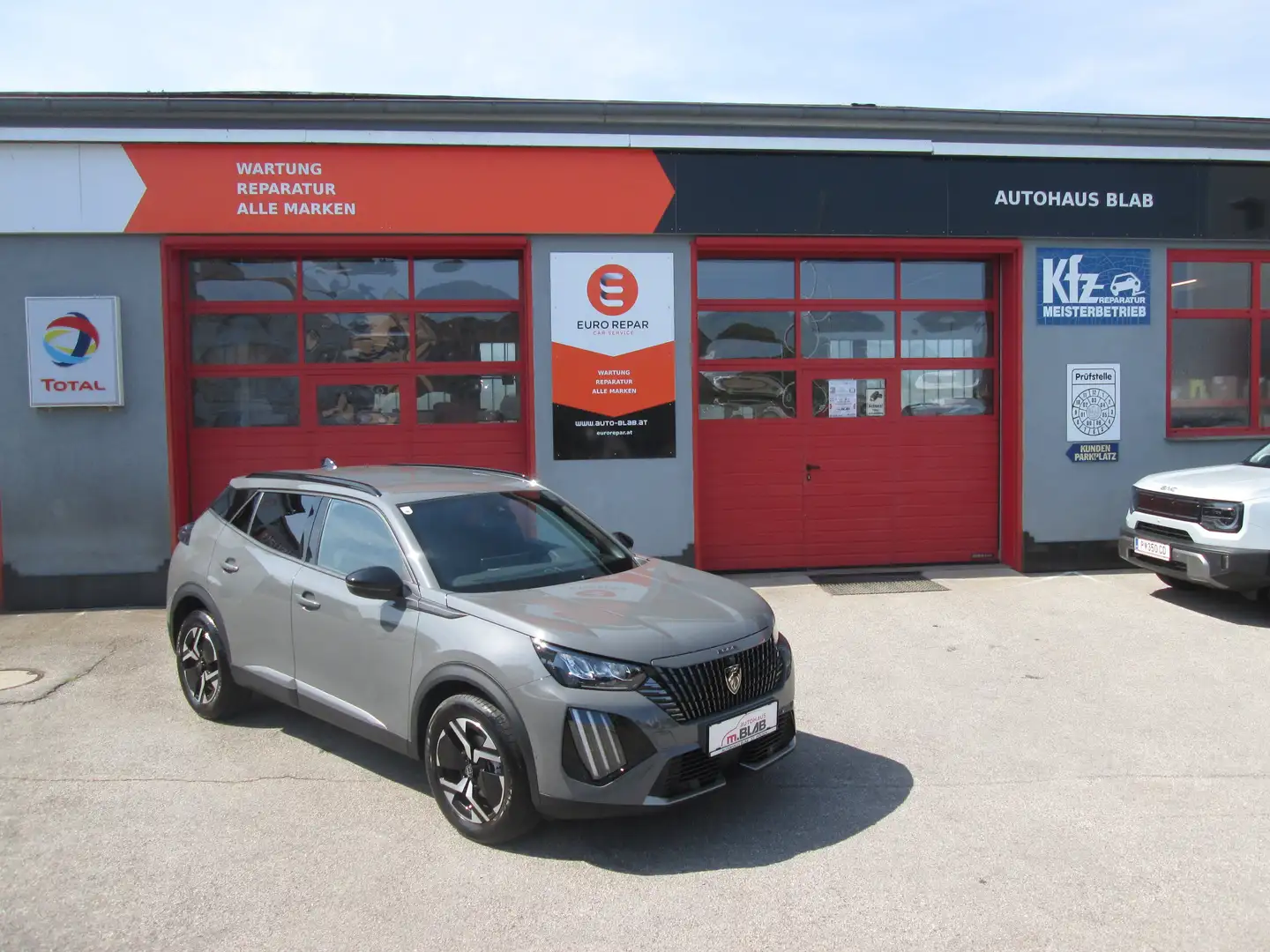 Peugeot 2008 2008 Pure Tech 130 EAT8 Automatik ALLURE Gris - 1