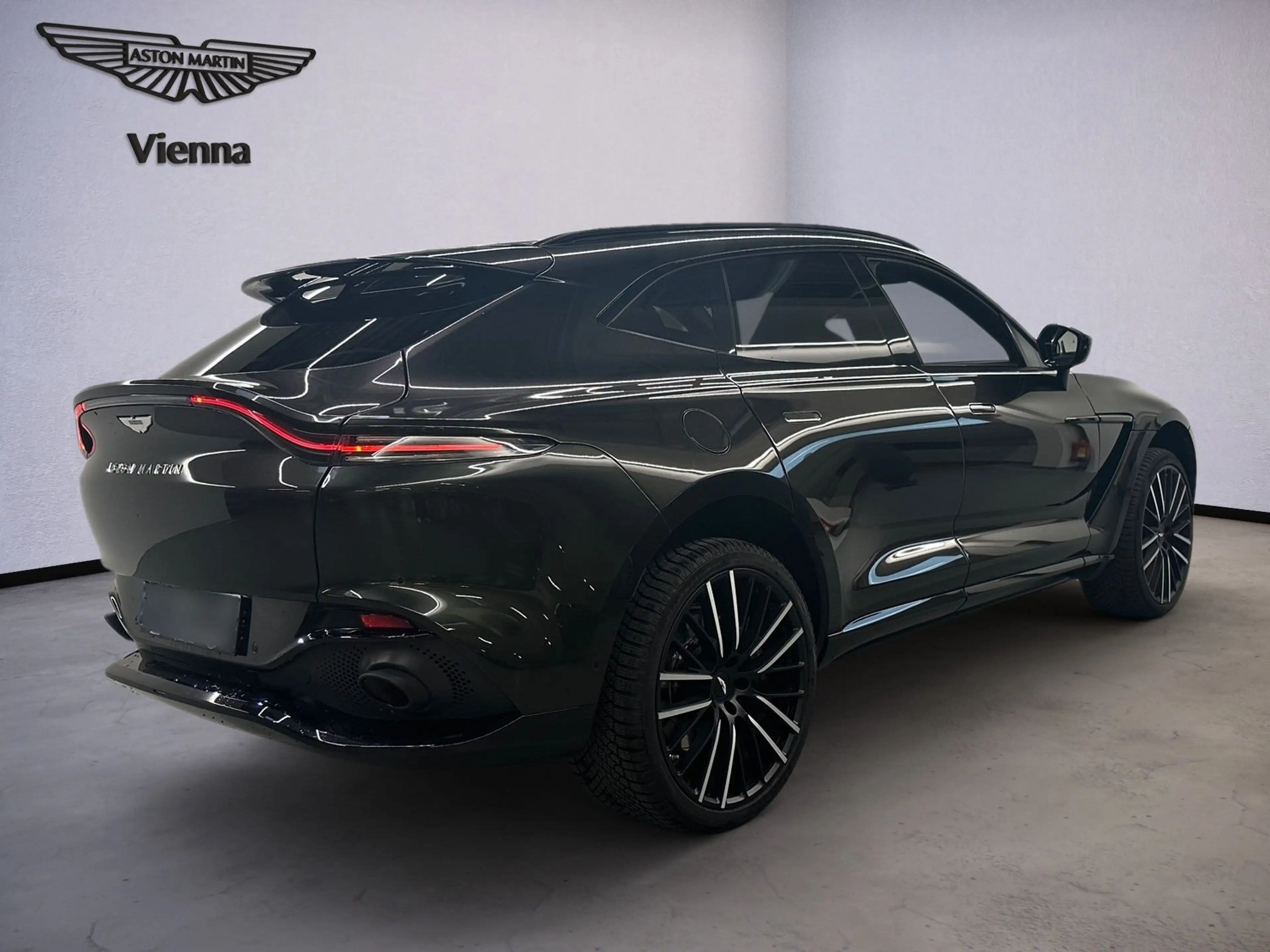 Aston Martin DBX 550 / Minotaur Green / Black Pack / 23'' — photo 3