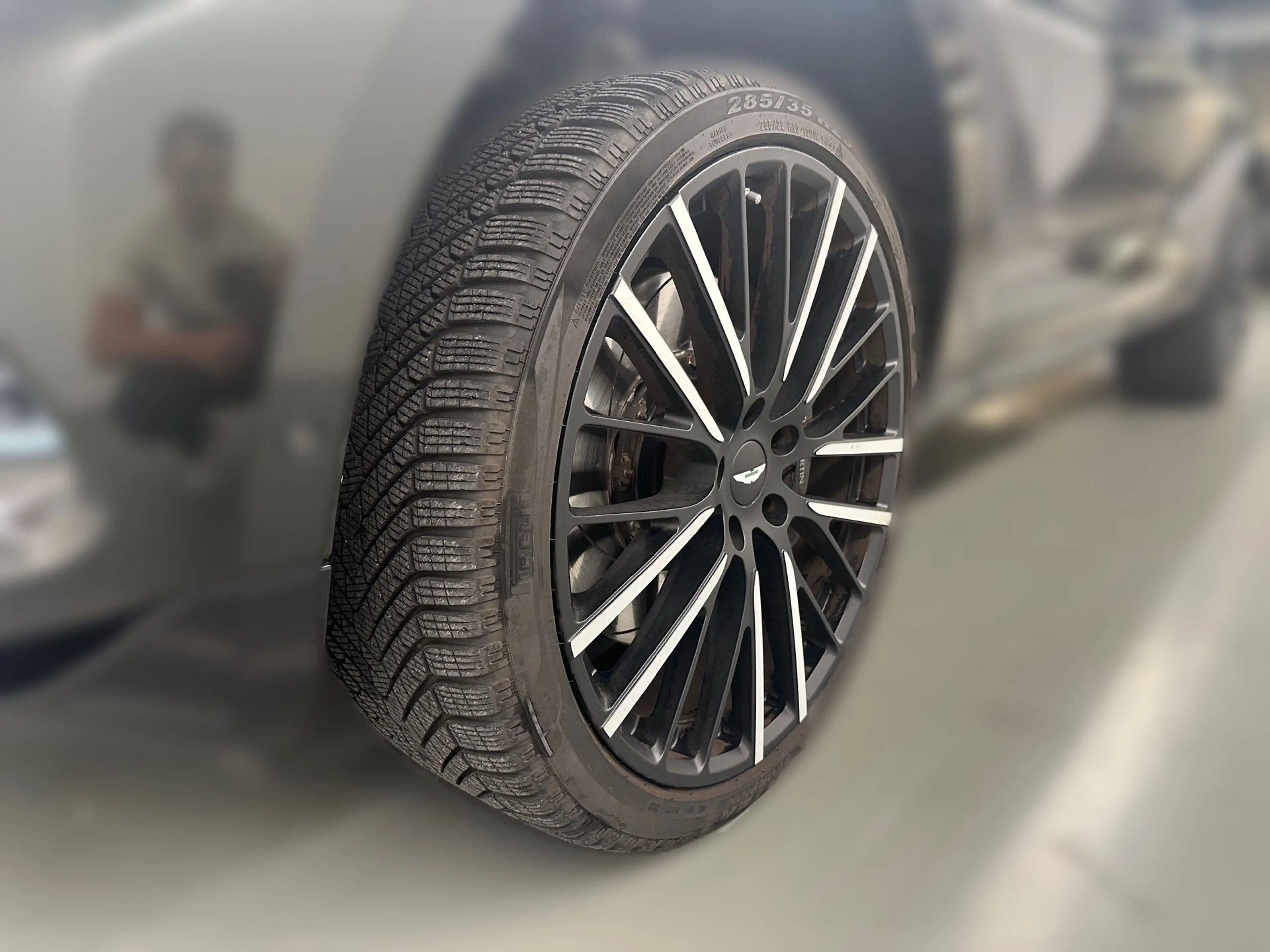 Aston Martin DBX 550 / Minotaur Green / Black Pack / 23'' — photo 6