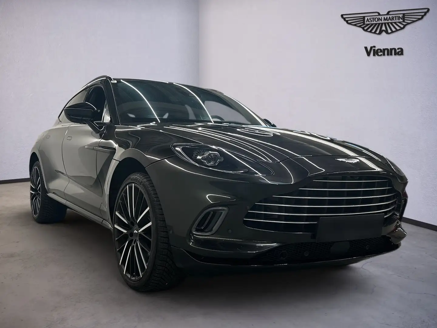 Aston Martin DBX 550 / Minotaur Green / Black Pack / 23'' Grün - 2