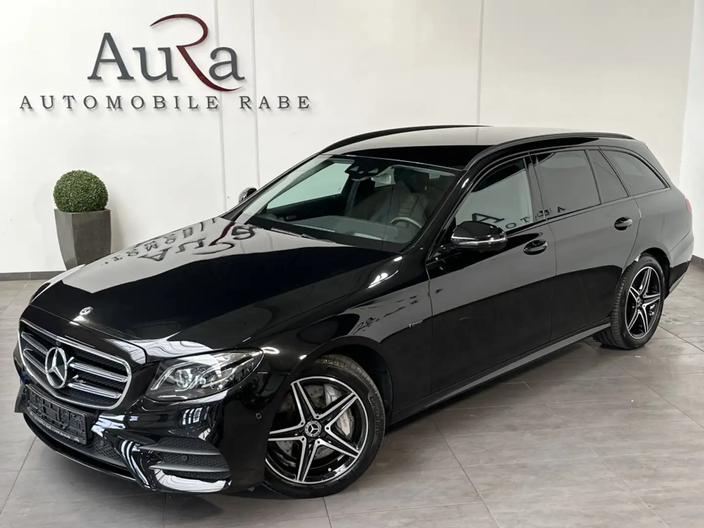 Mercedes-Benz E 300 T AMG-Line NAV+LED+AHK+KAMERA+HEAD-UP+PP Чорний - 1