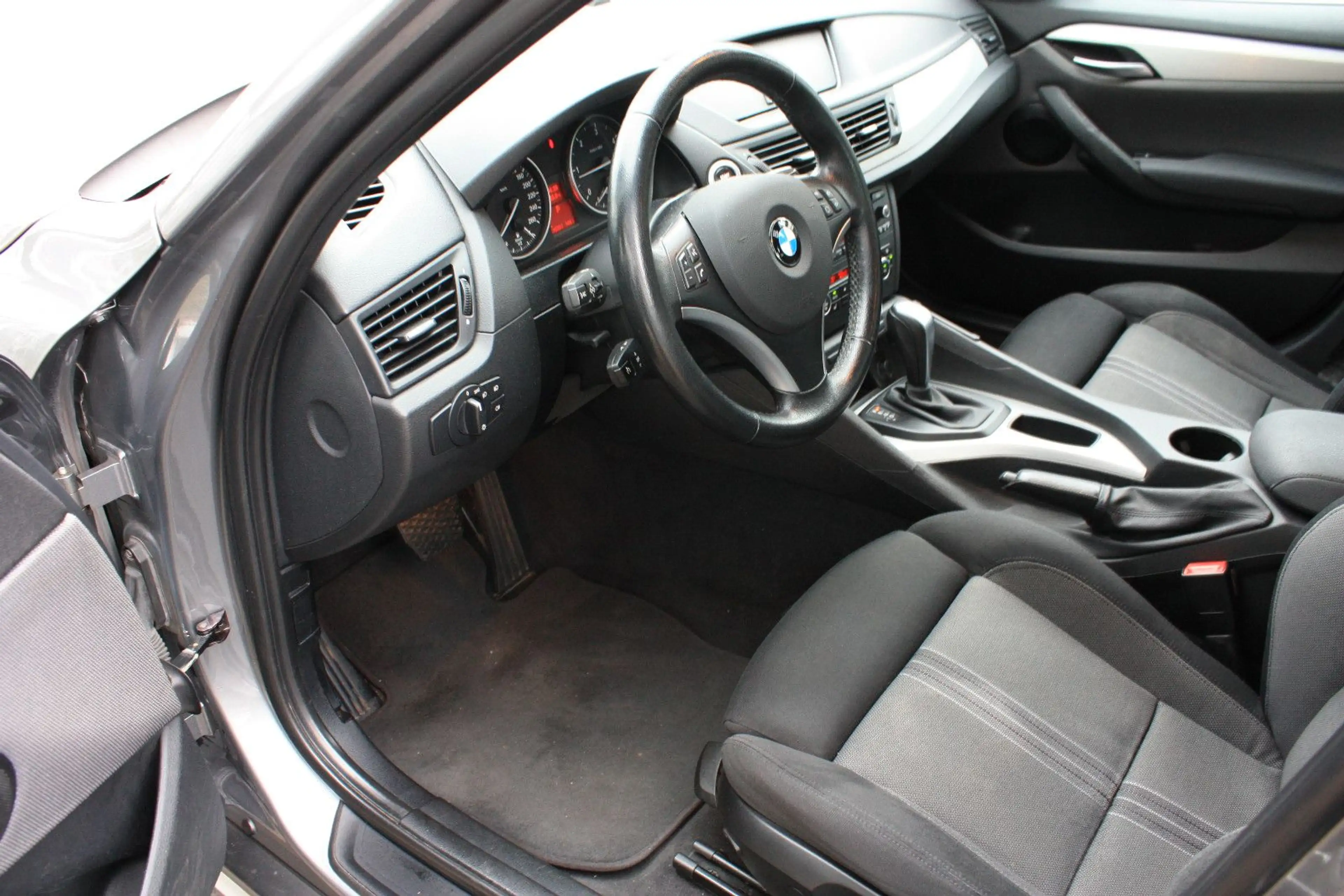 BMW X1 xDrive 18 d X-Line — photo 14