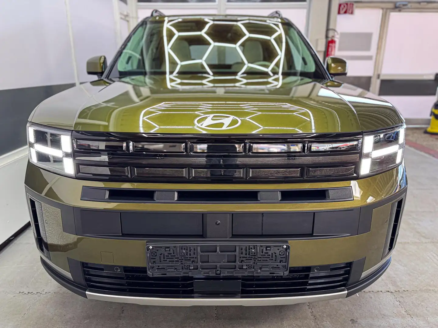 Hyundai SANTA FE IMPRESSION VOLL PANO 1.6 T-GDI HEV 158kW/215PS ... Grün - 2