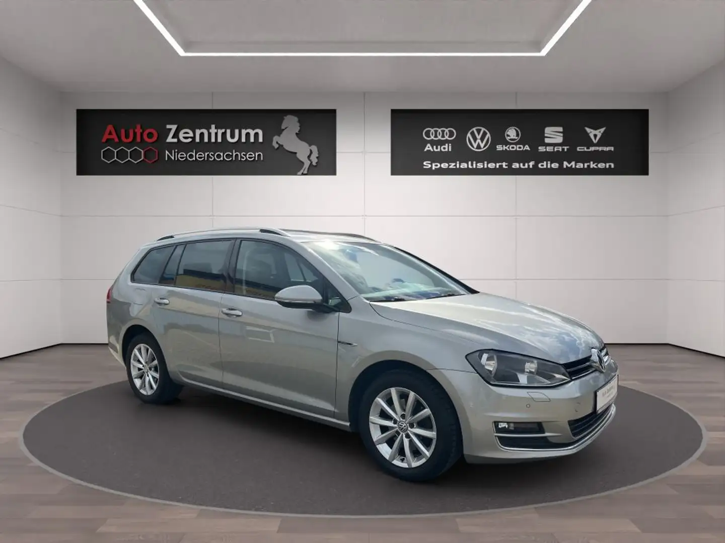 Volkswagen Golf Variant 1.6 TDI Lounge AHK*Panorama*NAVI*CD*USB ab 39 EUR Grau - 1
