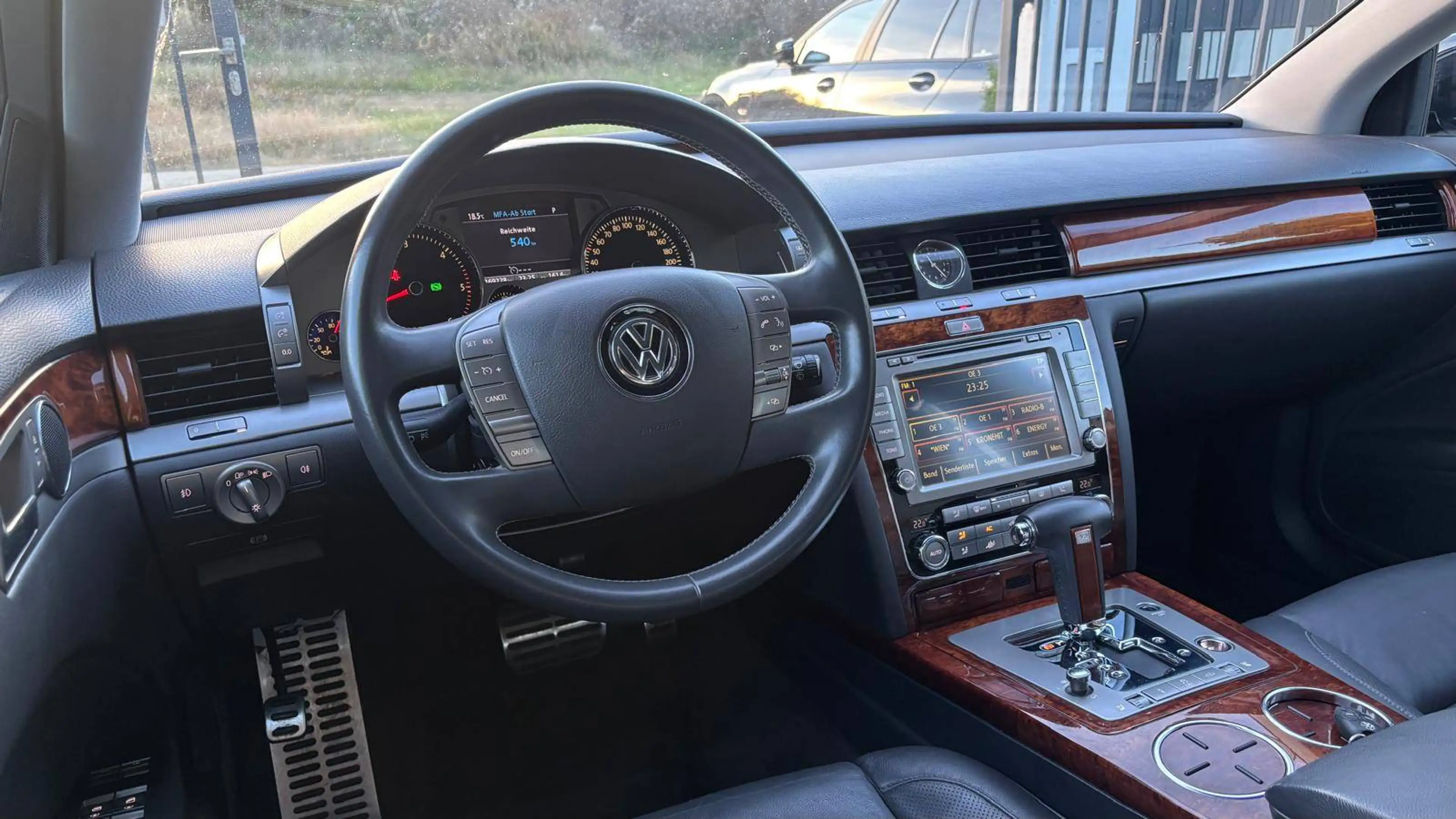 Volkswagen Phaeton Phaeton V6 TDI 4Motion *Standheizung*Massage*Serviceheft* — photo 11