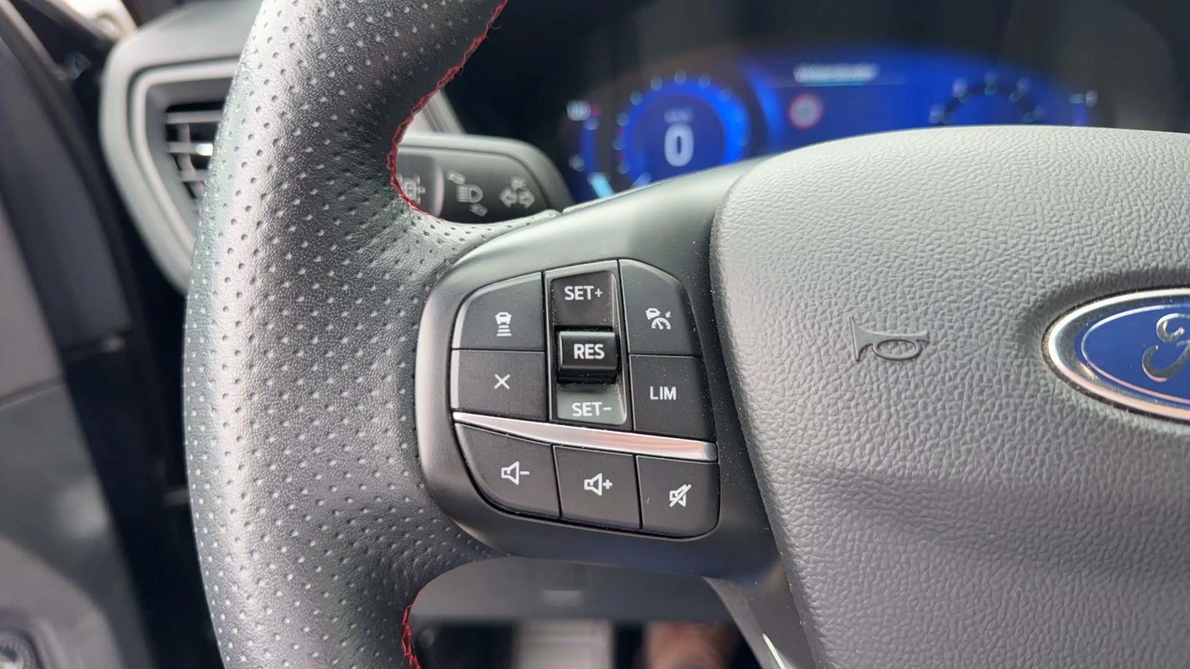Ford Kuga 1.5 EcoBoost ST-Line X — photo 14