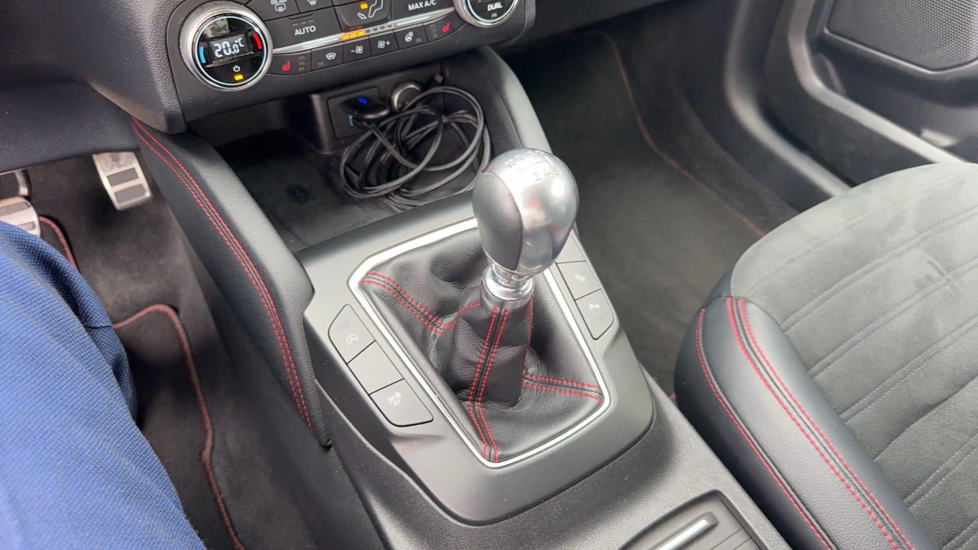 Ford Kuga 1.5 EcoBoost ST-Line X — photo 11