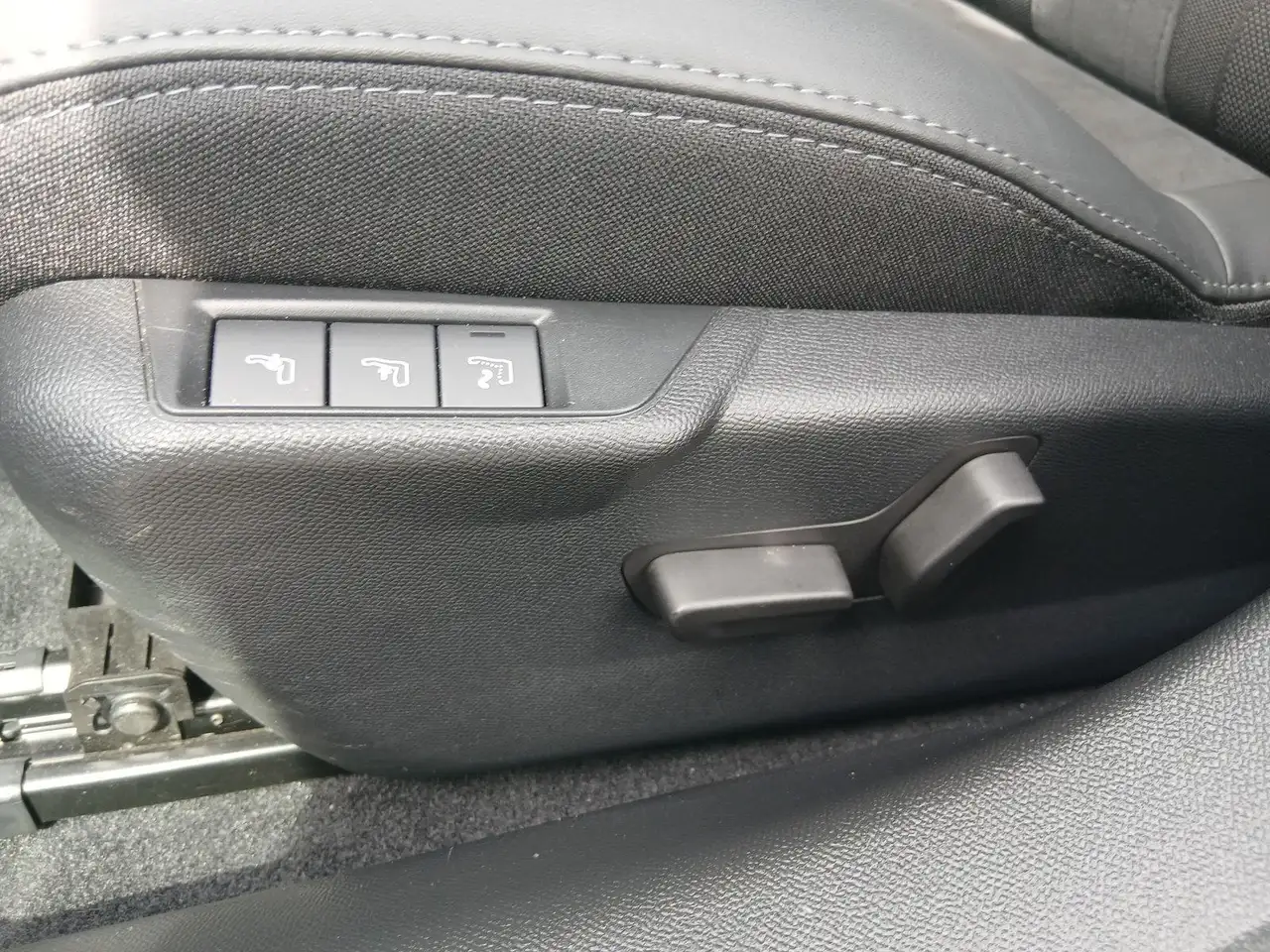 Peugeot e-208 GT+Massagesitz+PDC vorne & hinten 11