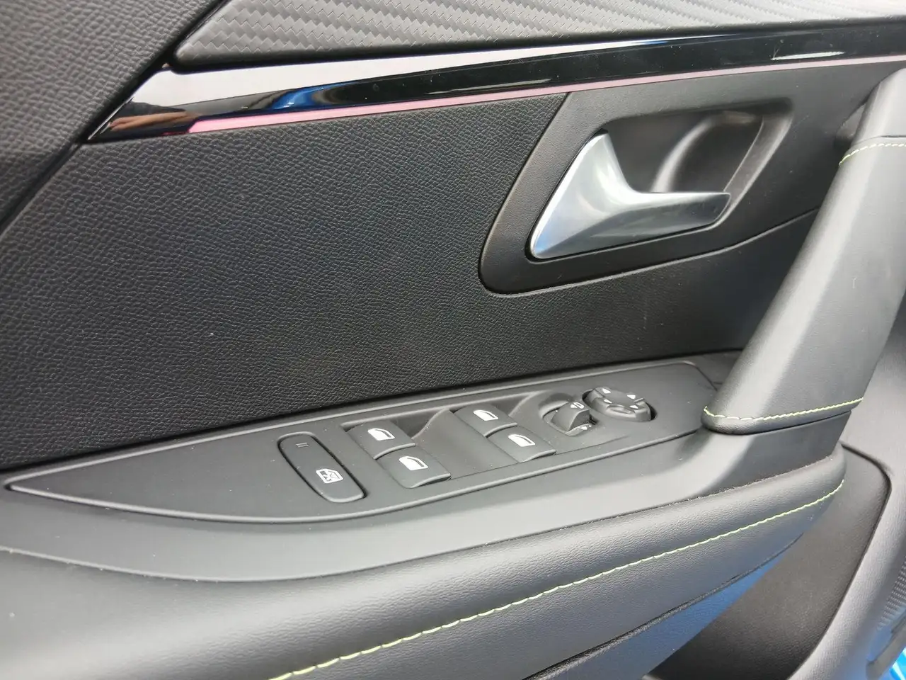 Peugeot e-208 GT+Massagesitz+PDC vorne & hinten 9