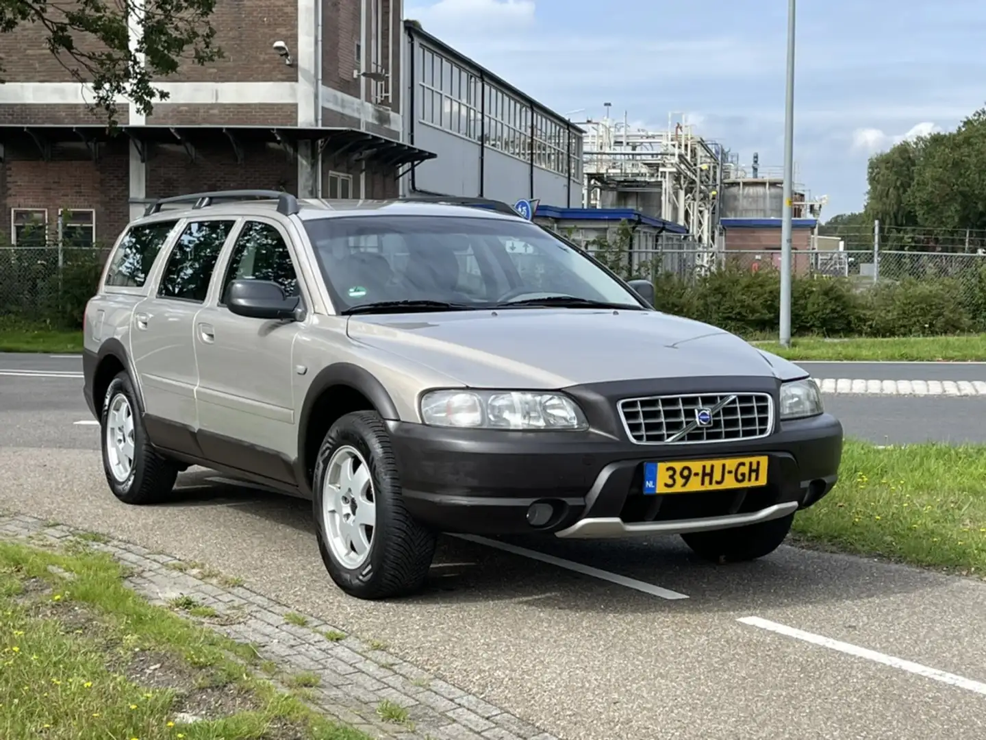 Volvo XC70 Cross Country 2.4 T AWD | Trekhaak | YOUNGTIMER | Beige - 1