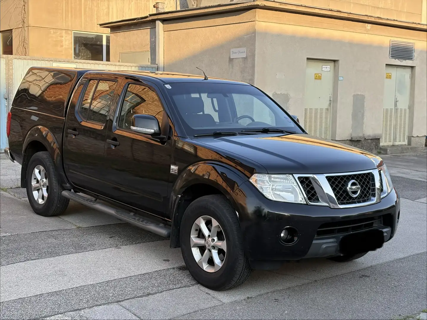 Nissan Navara 2.5 Diesel Schwarz - 2