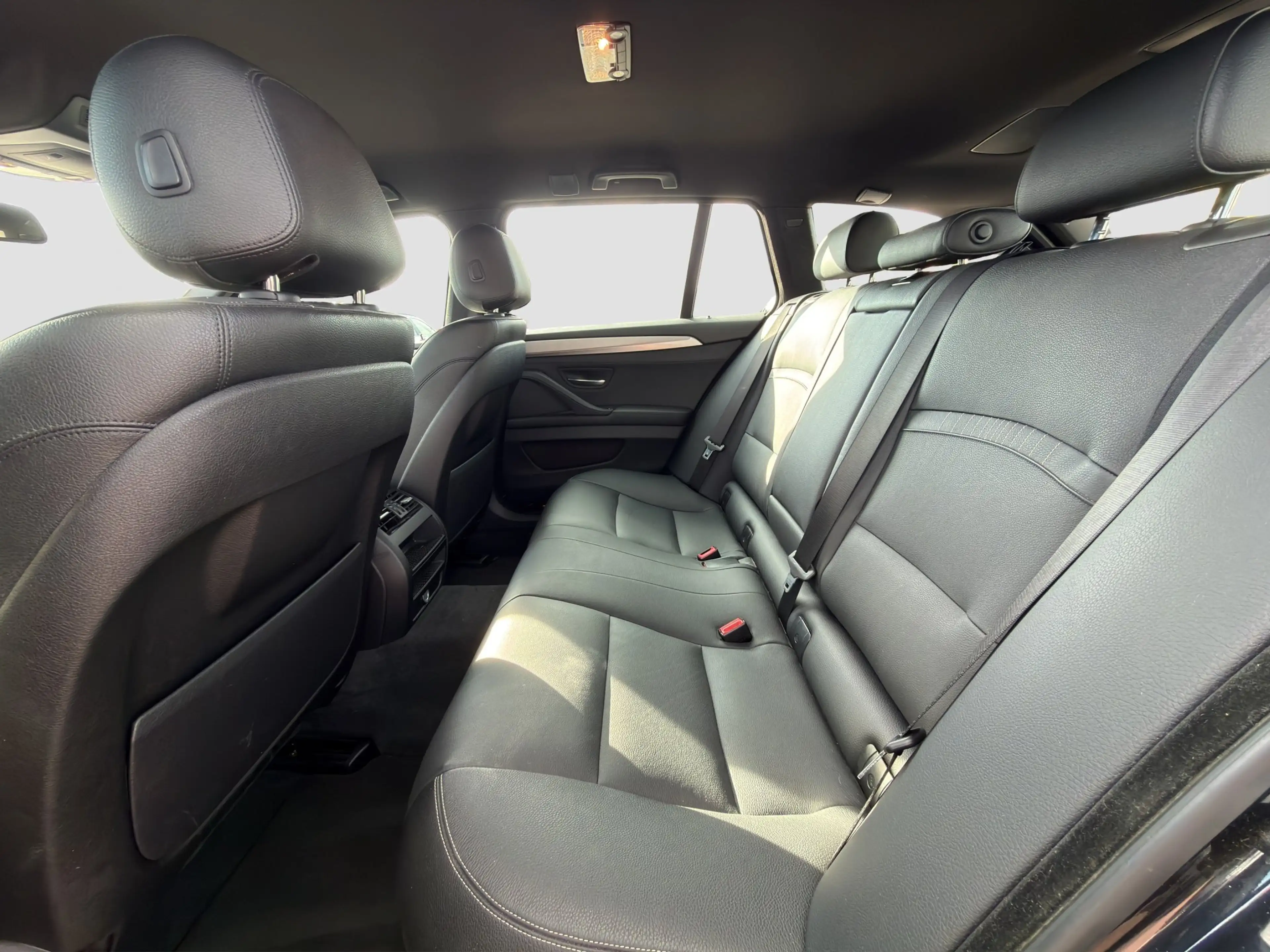 BMW 530 d xDrive Touring — photo 11