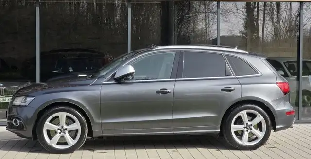 Audi SQ5 view 3