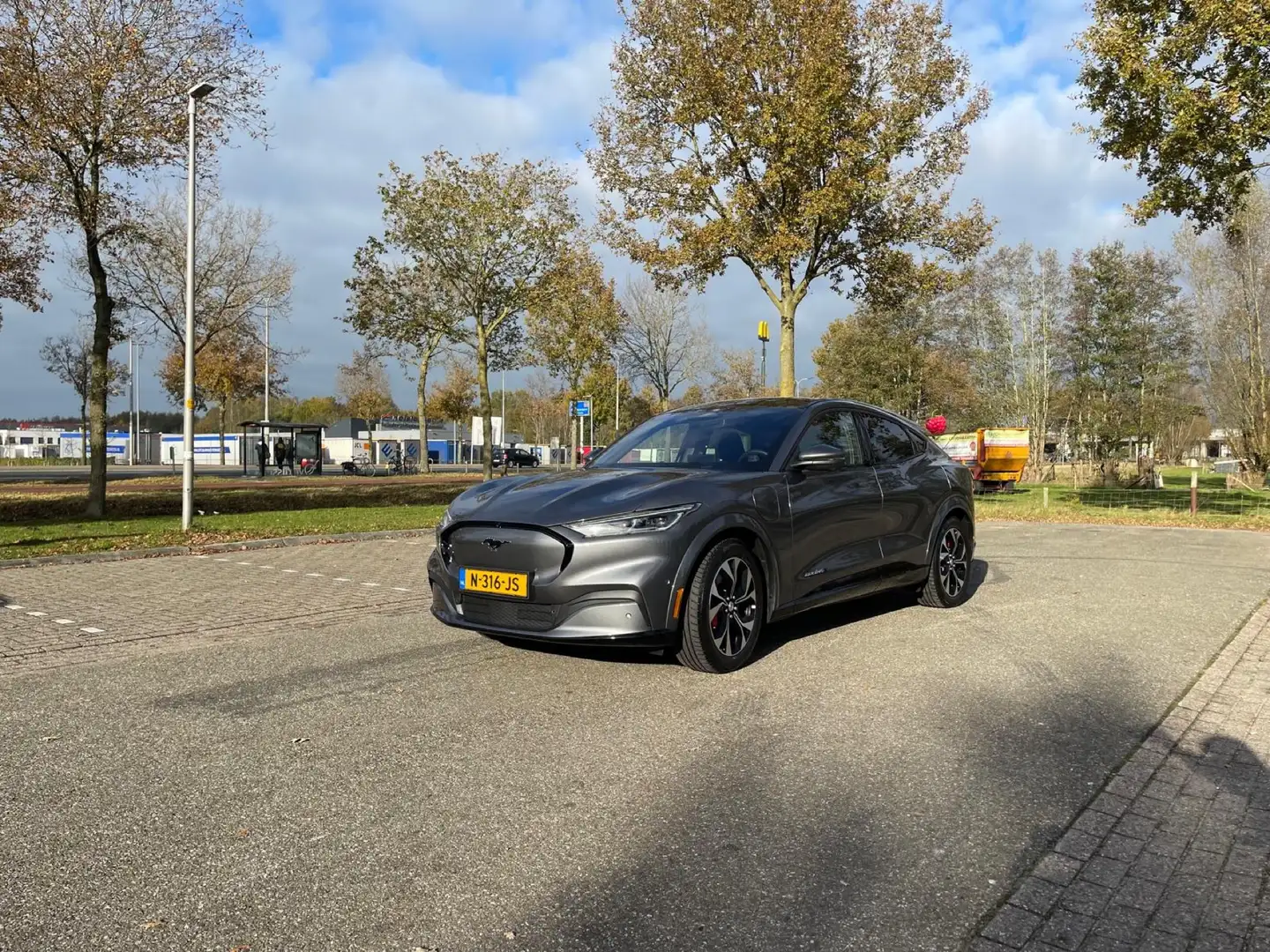 Ford Mustang Mach-E Ext. FE AWD 98 kWh Grijs - 1