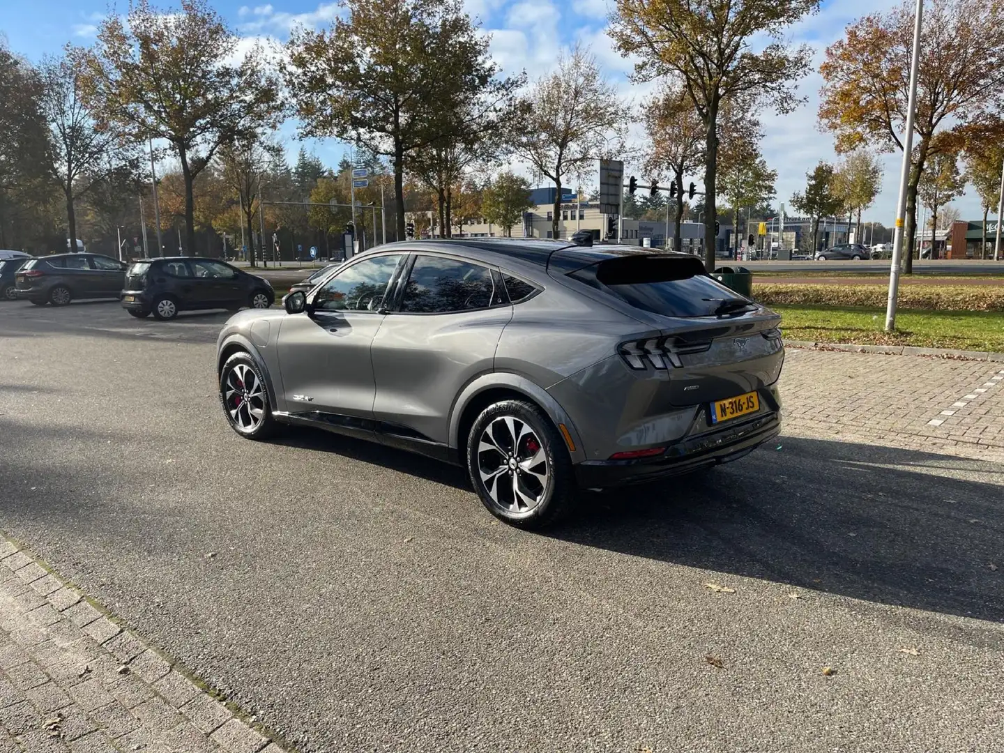 Ford Mustang Mach-E Ext. FE AWD 98 kWh Grijs - 2