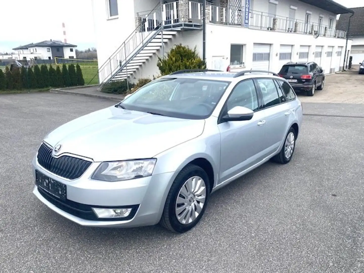 Skoda Octavia Octavia Combi 1,6 Ambition TDI 4x4 SERVICEHEFT Silber - 1