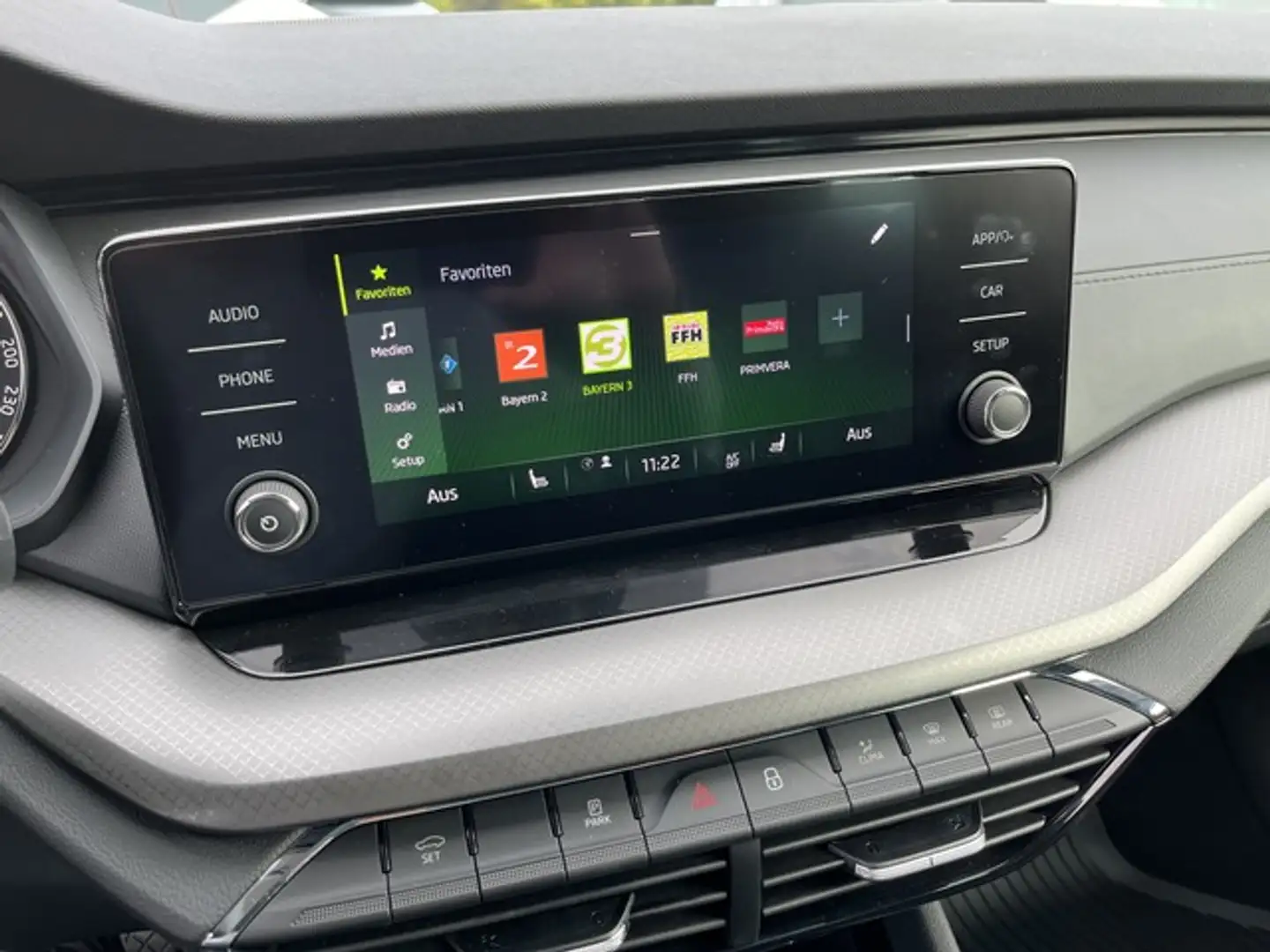 Skoda Octavia 1,5 TSI Ambition Plus Combi + LED + Sitzheizung + Schwarz - 2