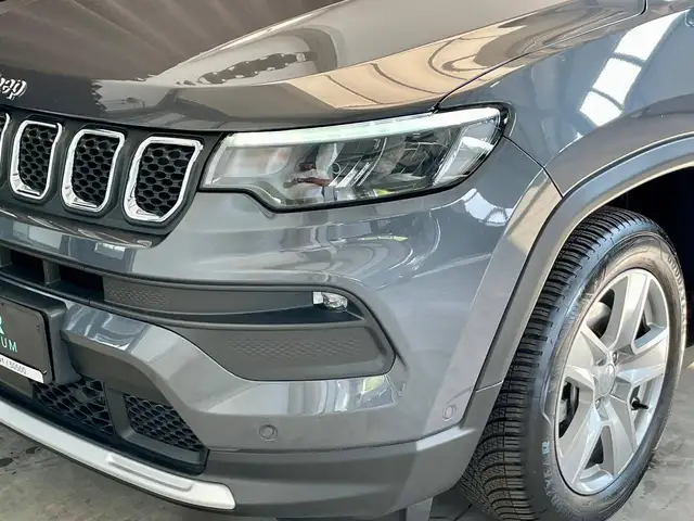 Jeep Compass view 4