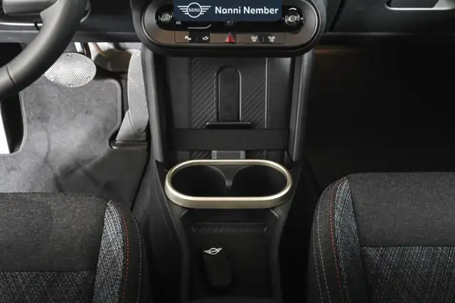 Mini Hatch view 11