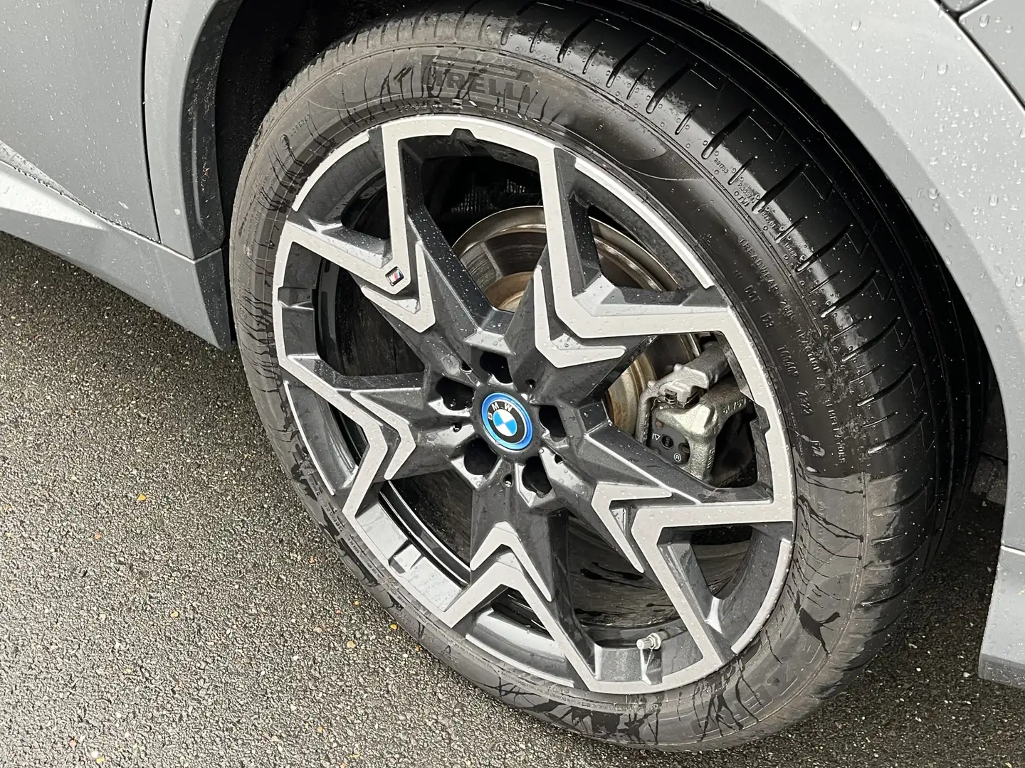 BMW iX2 xDrive30 67 kWh | BMW Head-Up Display | Driving As Gris - 2