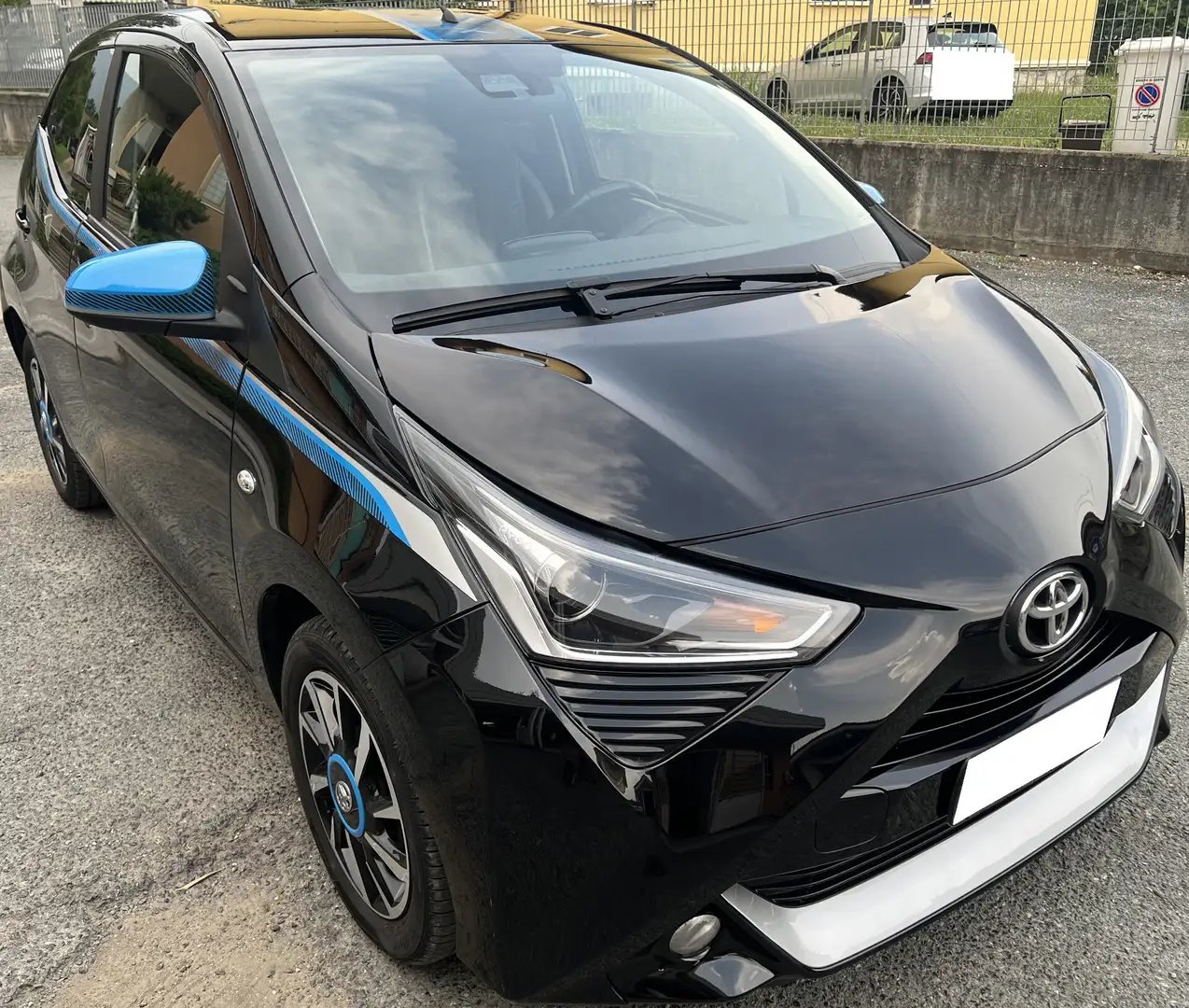 Toyota Aygo 1.0 72cv 5 porte X-Trend Schwarz - 2