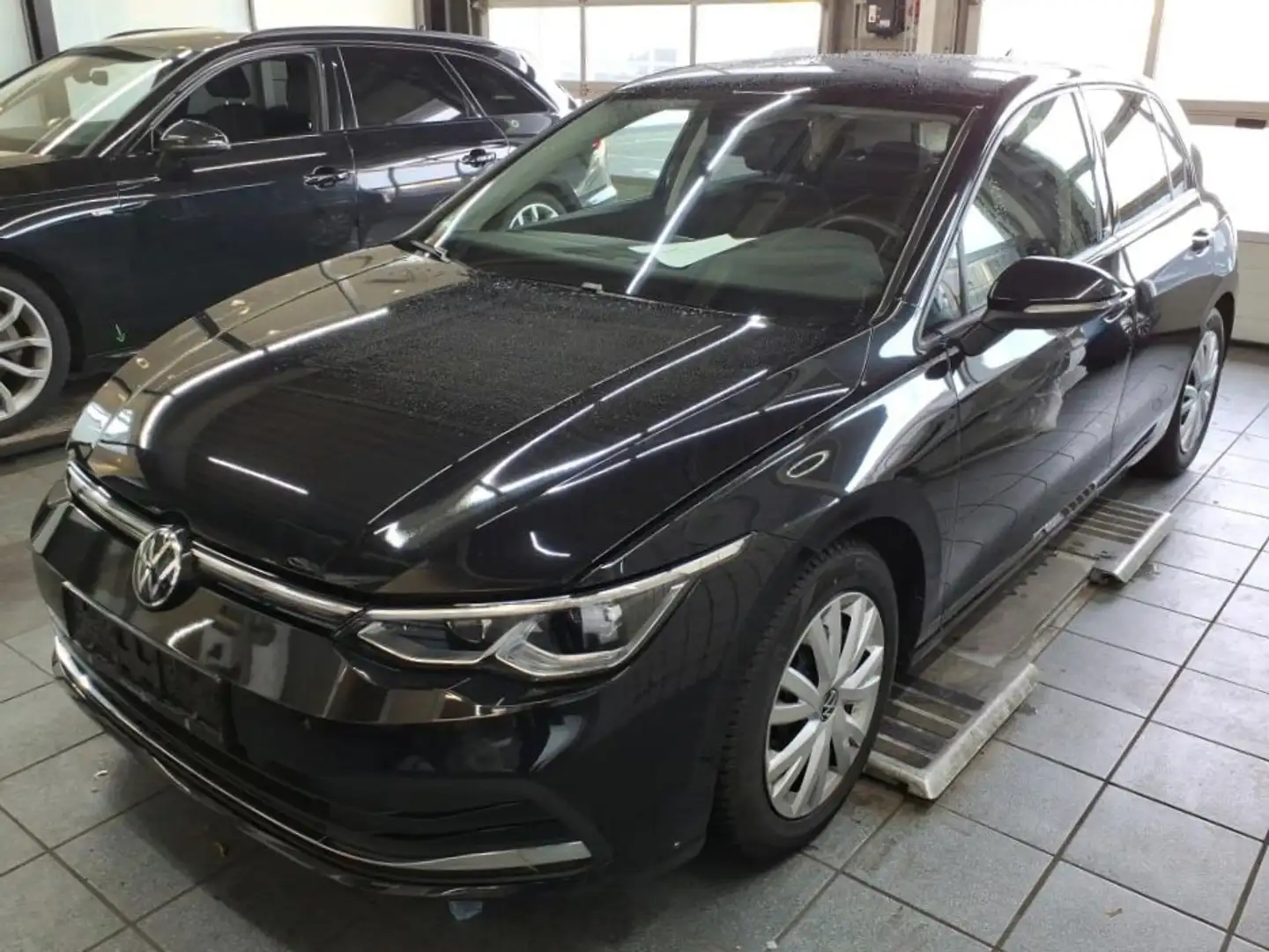 Volkswagen Golf VIII 2.0 TDI ACTIVE DSG AHK*RFK*ACC*Navi*17 Schwarz - 2